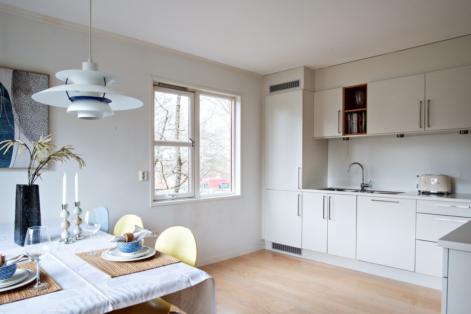 Store vindusflater, masse lys og fin romfølelse Galleribilde