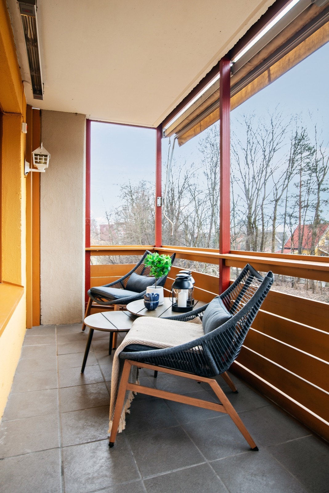 Balkongen er overbygget, samt utstyrt med belysning, varmelampe og markise Galleribilde