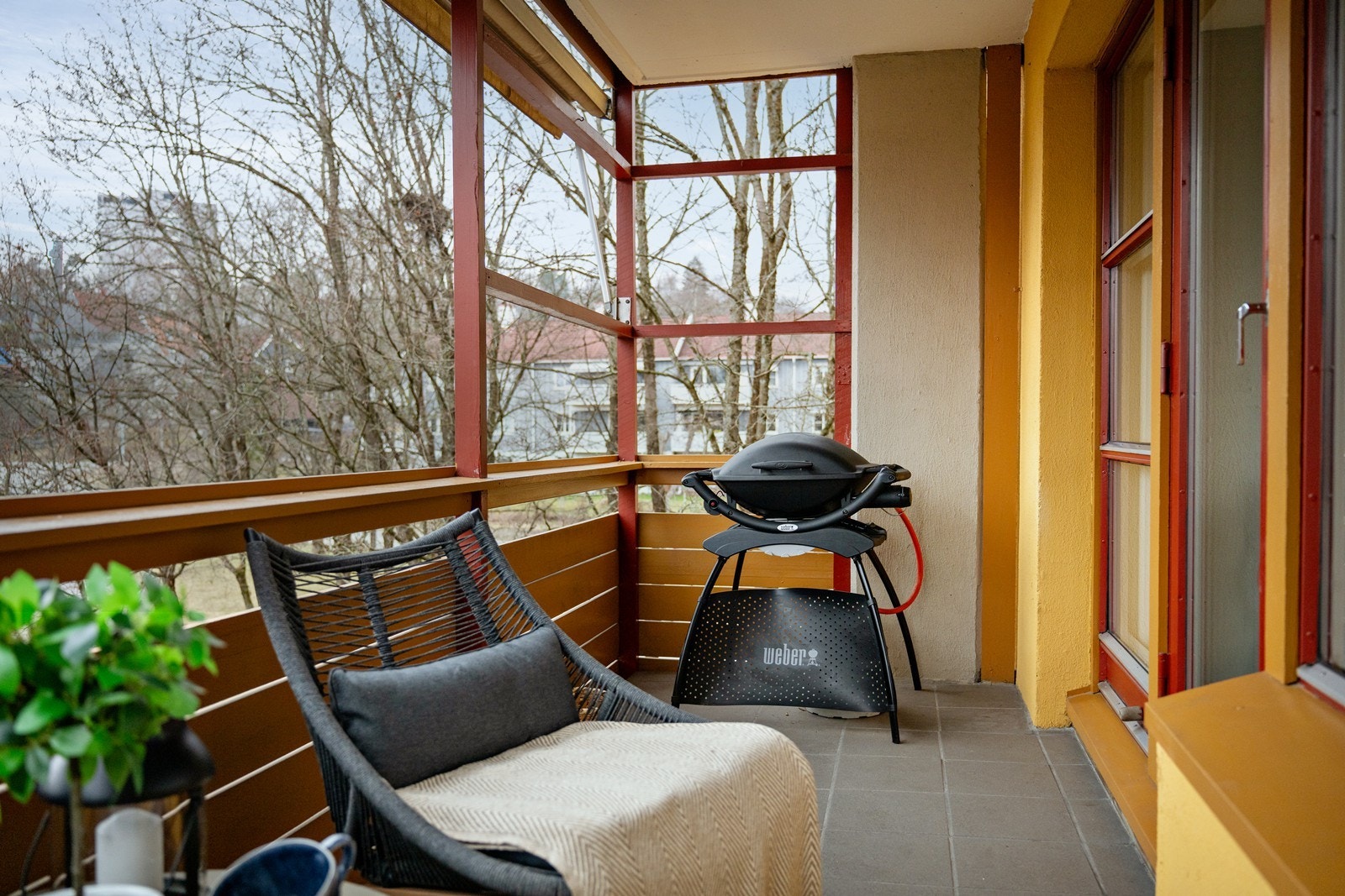 Leiligheten har en meget god intern beliggenhet, i kanten av borettslaget med fritt utsyn mot friområder Galleribilde