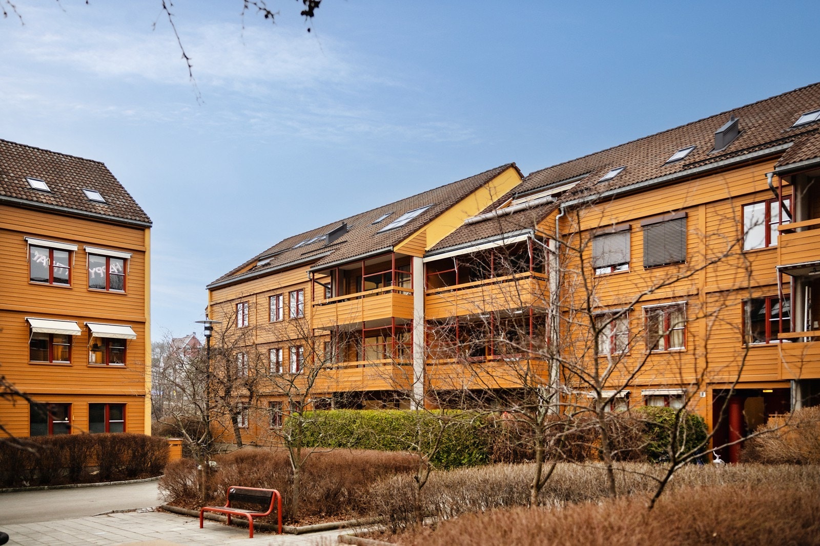 Leiligheten ligger på rødt tun - Ett av borettslagets tre tun Galleribilde