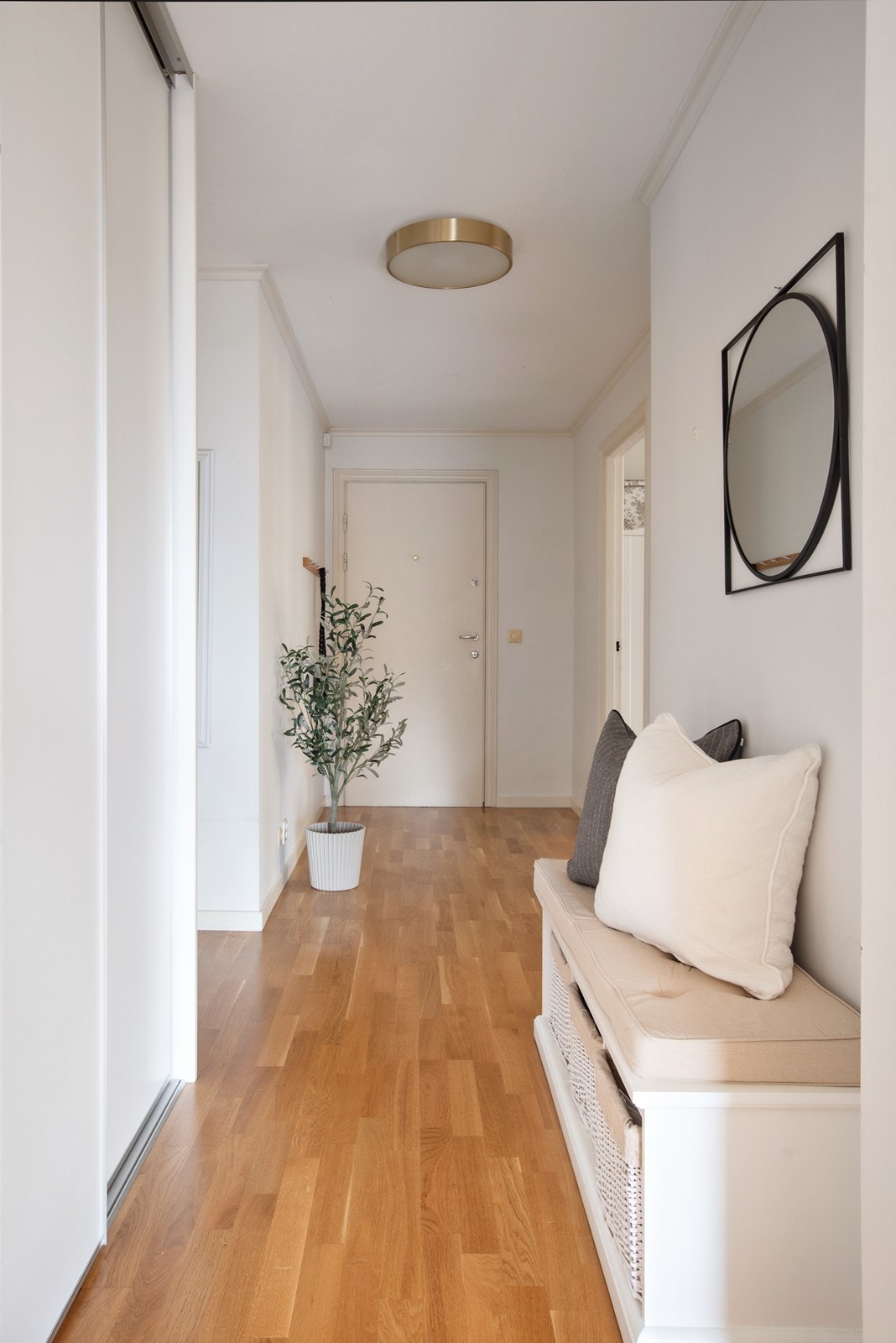 Entré/gang med skyvedørsgarderobe for yttertøyet Galleribilde