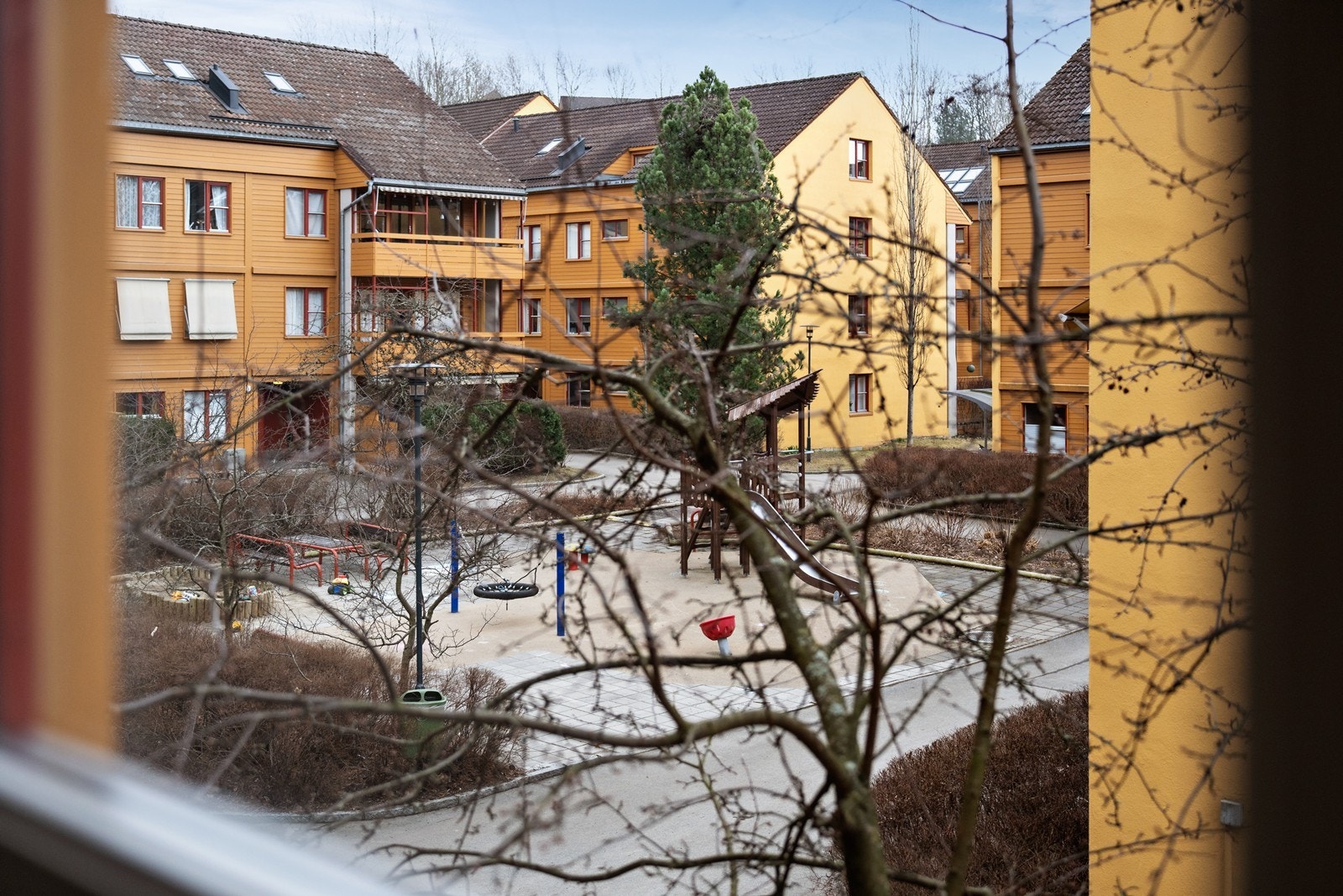 Hyggelig utsyn mot rødt tun fra soverommet Galleribilde