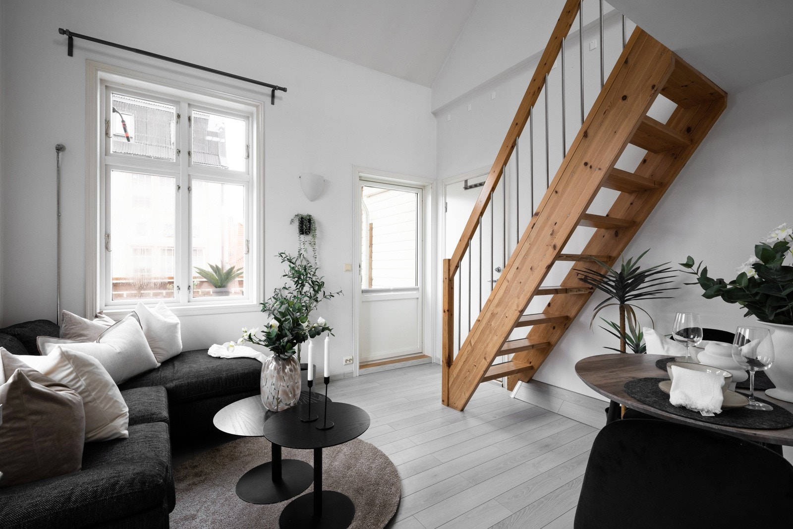 Leiligheten har store vindusflater som sikrer rikelig med naturlig lys. Galleribilde