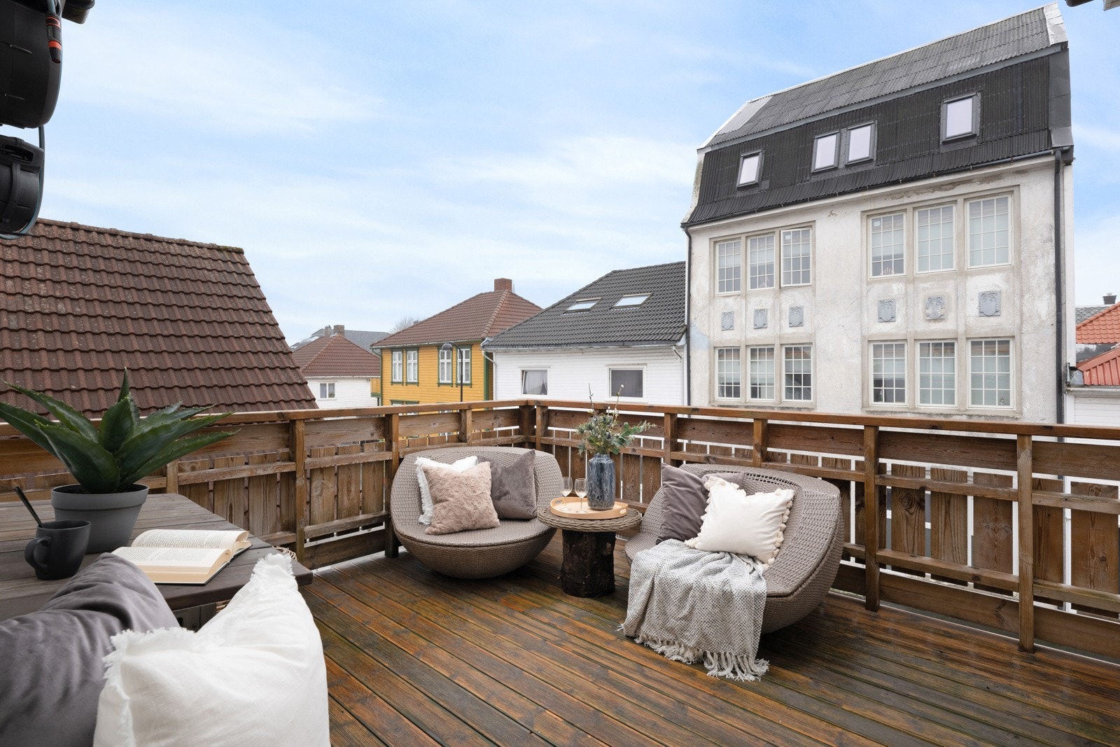 Leiligheten har en felles balkong delt kun med en annen seksjon. Et perfekt sted å få litt sol, nyte sommerdager eller dele noen glass bobler med venner en sen sommerkveld. Galleribilde