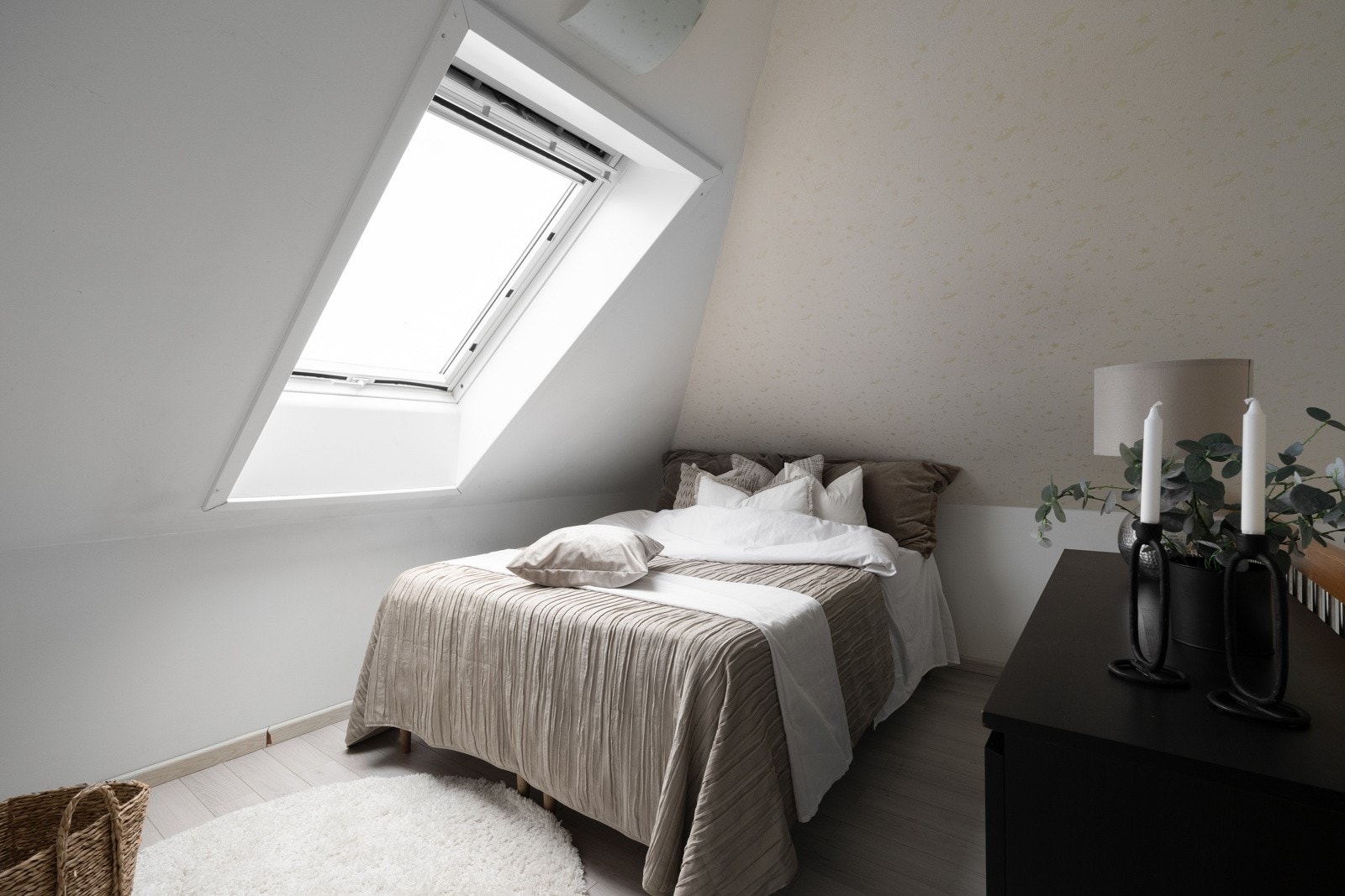 Hemsen er i dag innredet som en et soverom og det er god plass til en seng, garderobeløsning og annet ønsket møblement. Galleribilde