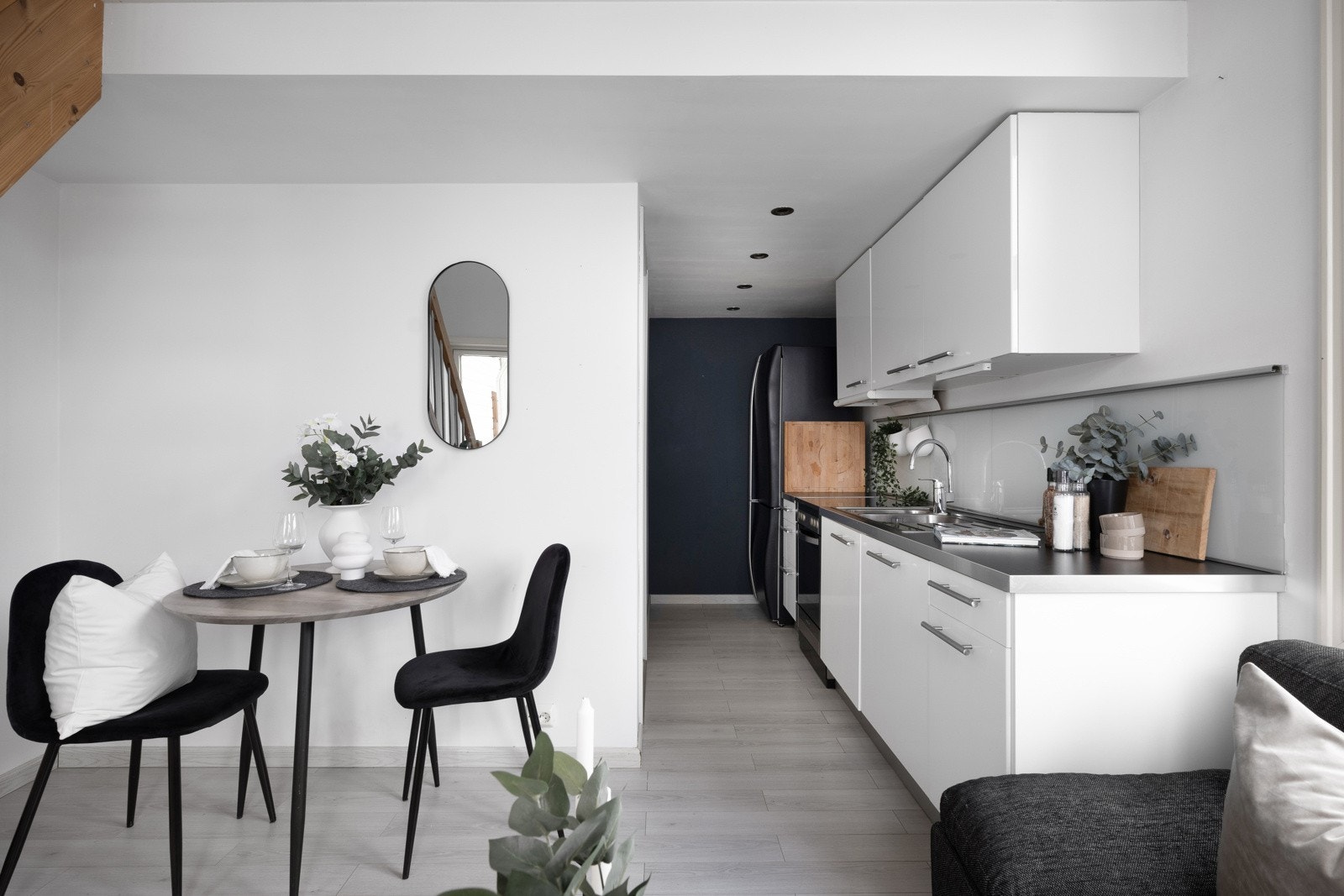 Kjøkkenet ligger som en forlengelse av stuen og har alt han behøver i hverdagen. Galleribilde