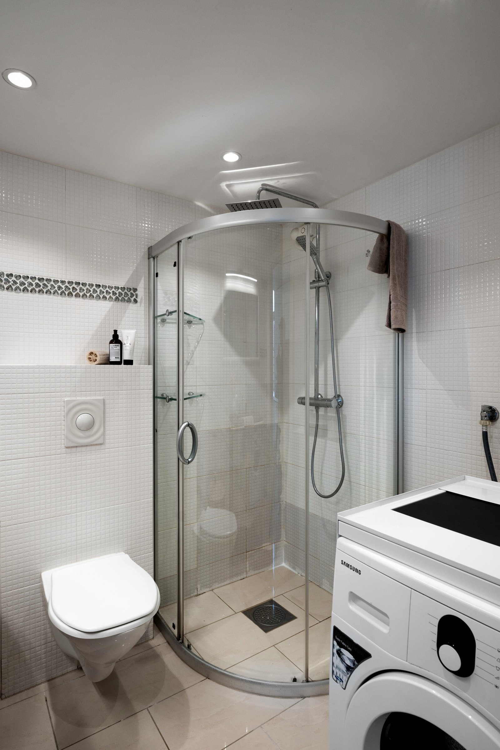 Baderommet er tidløst og pent med fliser på vegger og gulv. Spotter i taket. Galleribilde