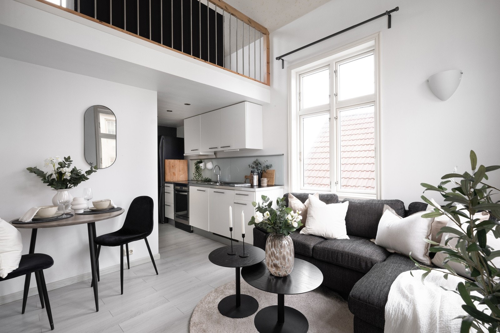 Det naturlige lyset sammen med de hvitmalte veggene skaper en herlig atmosfære i leiligheten. Galleribilde