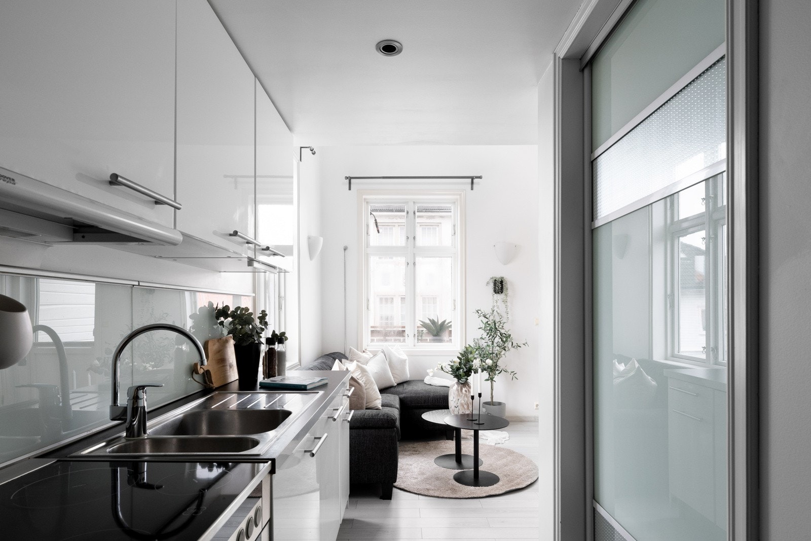 Her har man en fullverdig oppvaskmaskin, komfyr og et godt kjøleskap. Galleribilde