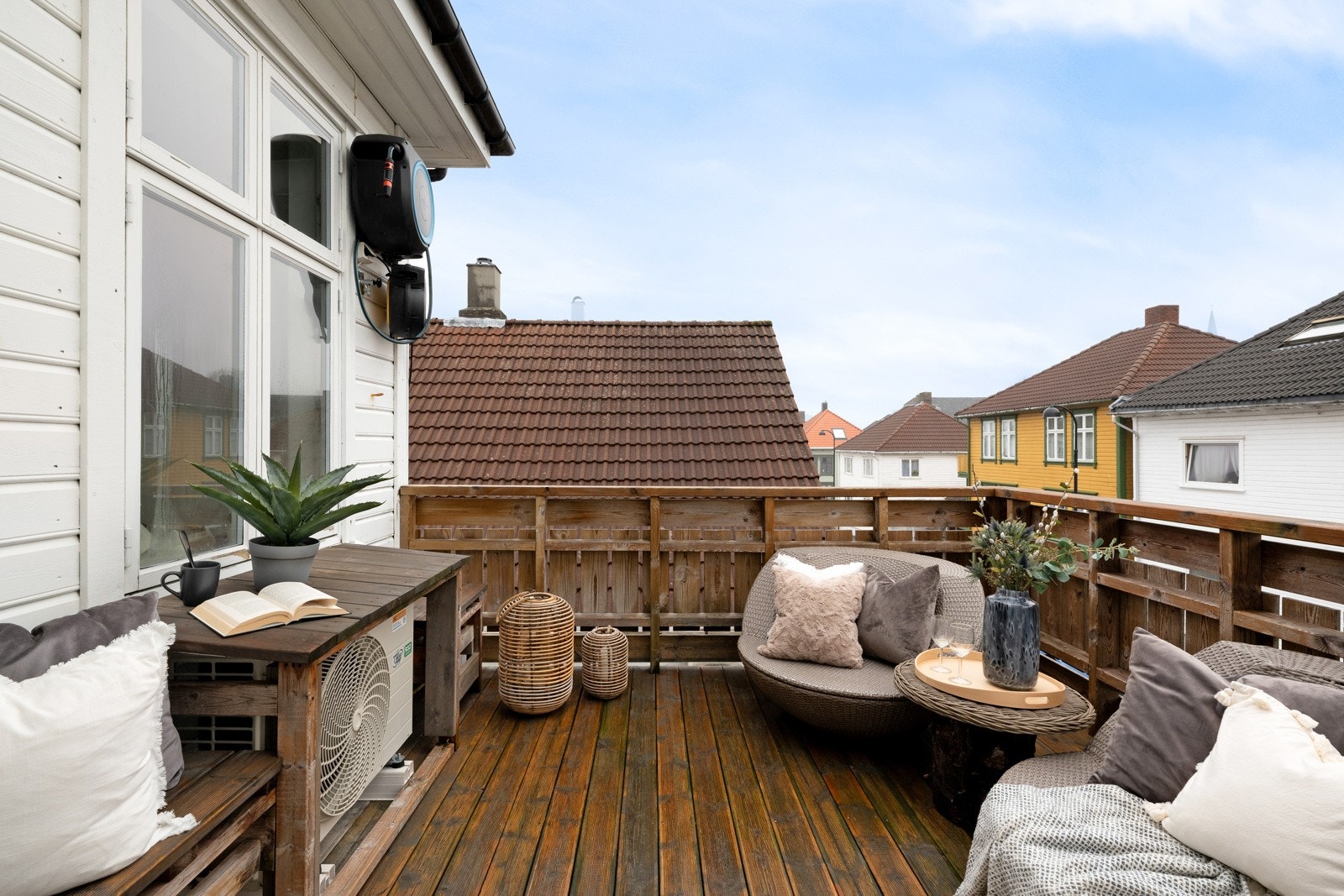 Balkongen er av god størrelse og et nydelig sted man kan sette seg ned å nyte solen. Galleribilde