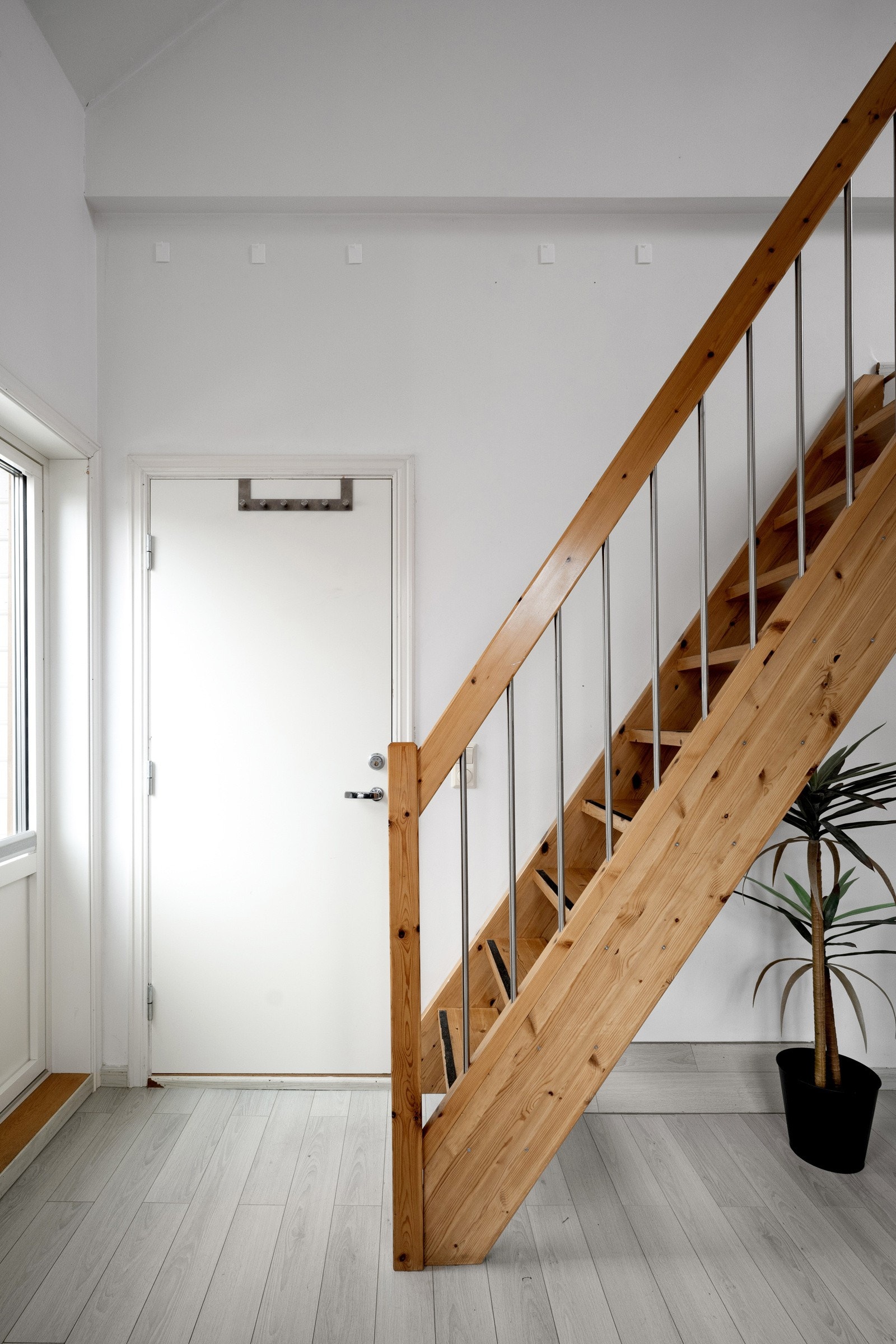 Her kommer man inn i leiligheten, utenfor er det en felles gang hvor man kan sette fra seg de mest brukte skoene. Galleribilde