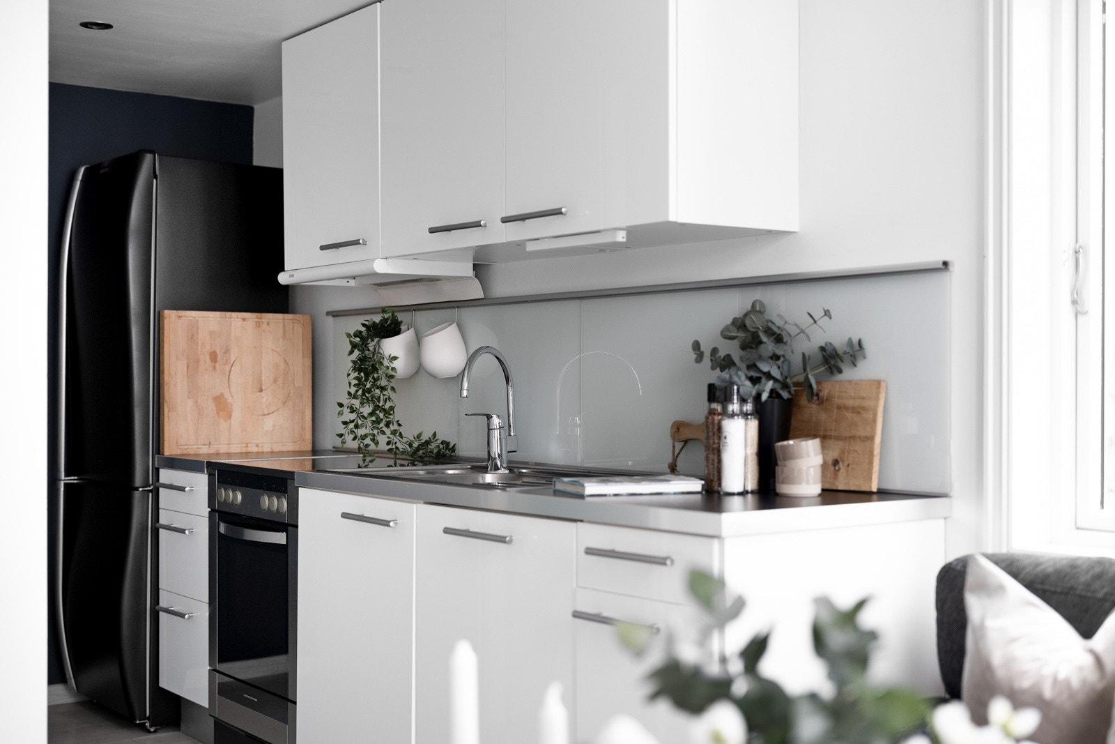 Kjøkkeninnredningen er holdt i hvite slette fronter og man har veldig godt med skap- og benkeplass leiligheten størrelse tatt i betraktning. Galleribilde