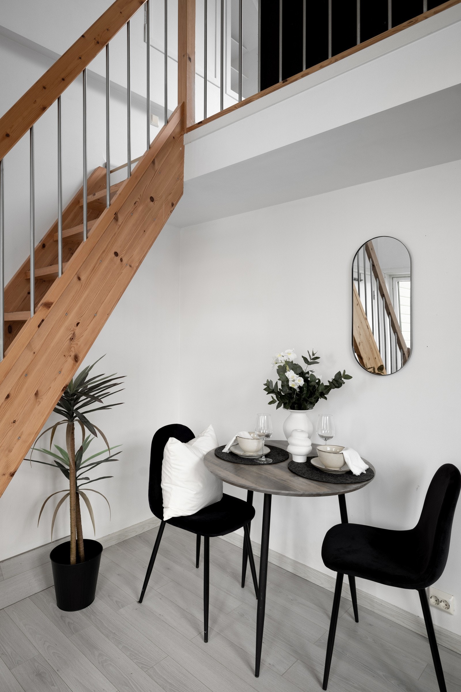 Leiligheten er godt løst og åpner for flere innredningsmulighter. Her kan man ha et lite spisebord, tv-krok eller en arbeidsstasjon. Galleribilde