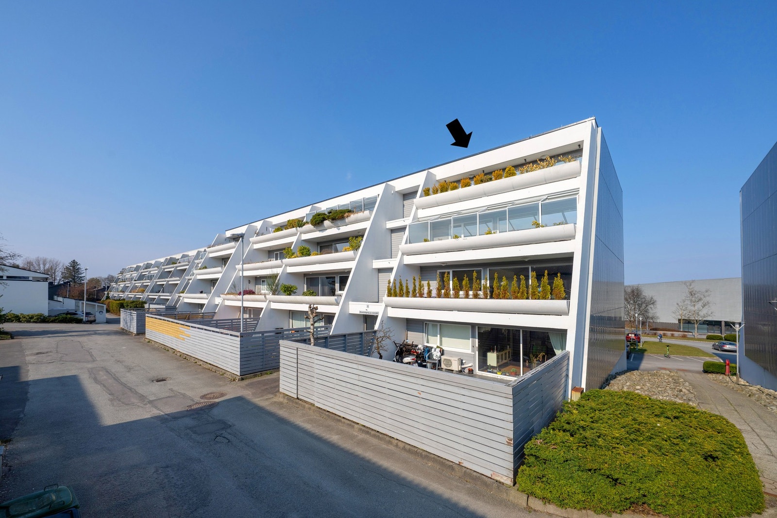 Stor topp- og hjørneleilighet i 4.etg med bra planløsning beliggende i et populært område på Tjensvoll. Galleribilde