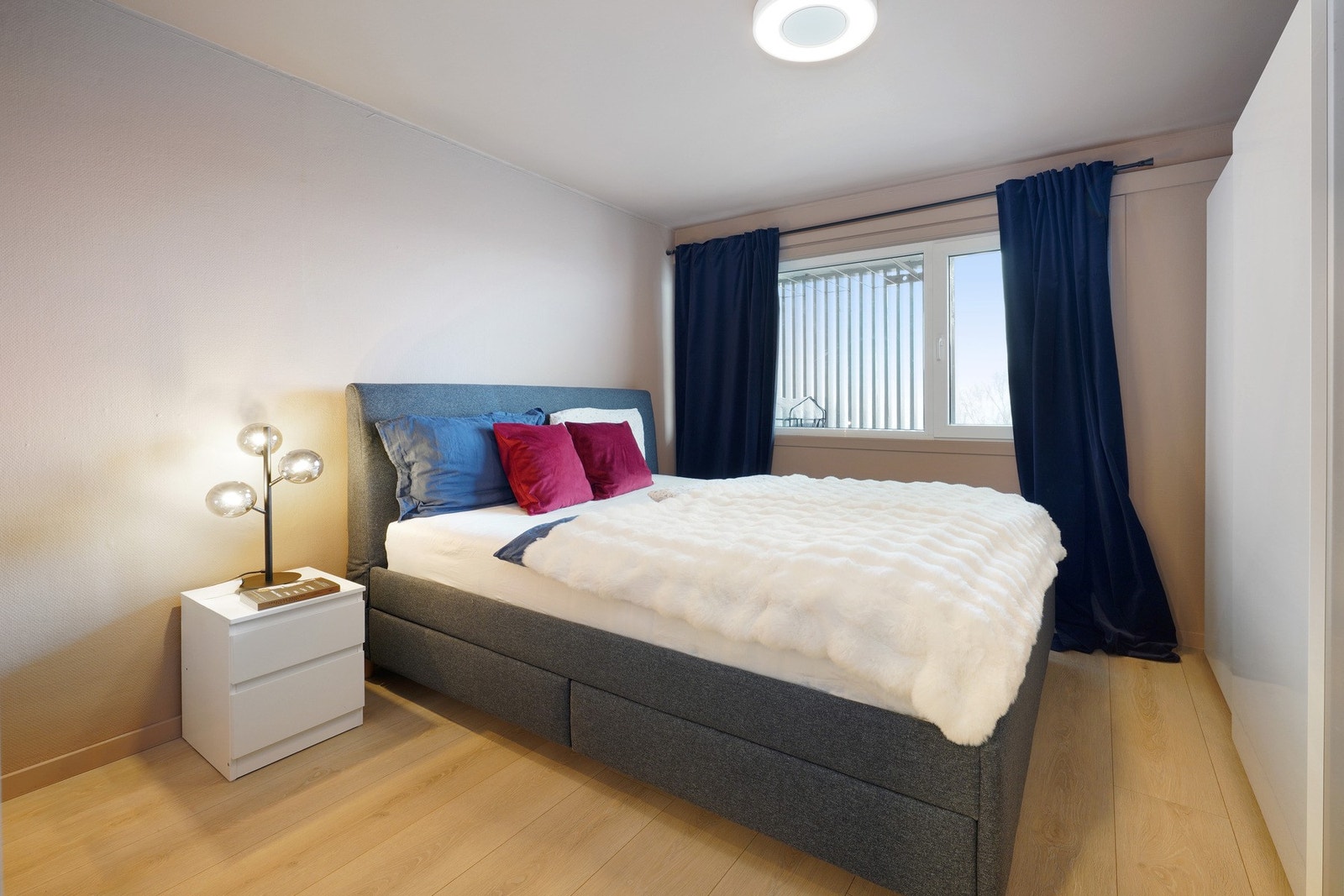 Pent hovedsoverom med mye skapplass Galleribilde