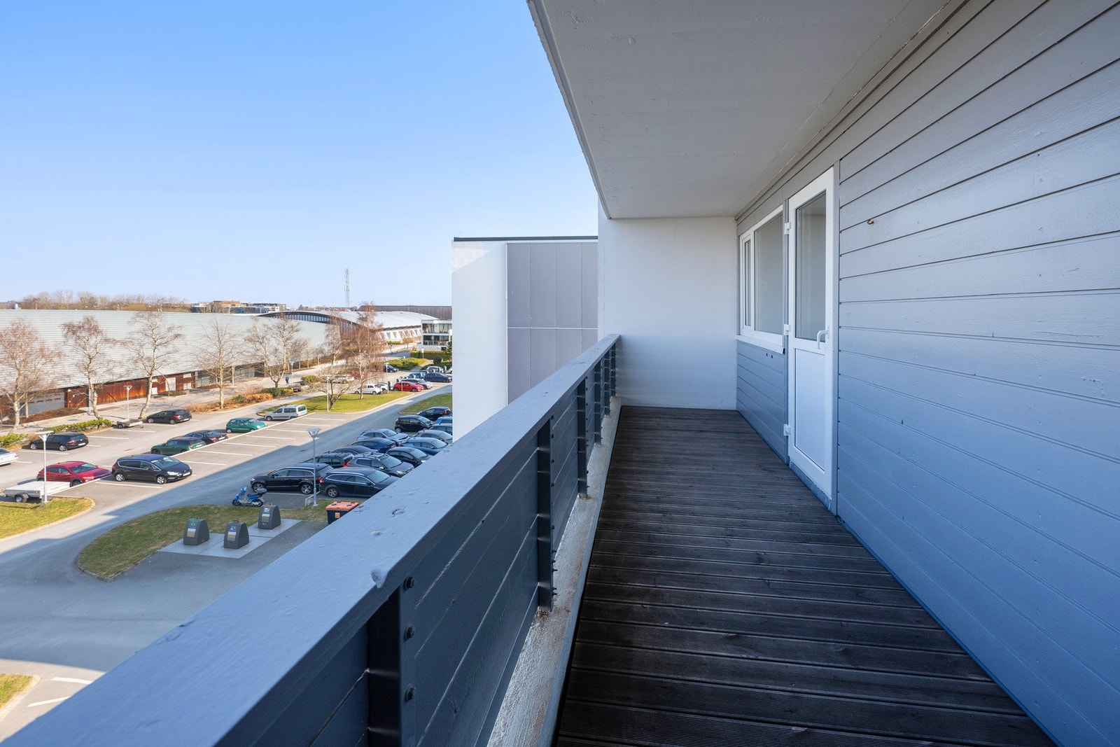 I tillegg er det en terrasse ut fra kjøkken mot nordvest - Her kan siste rest av kveldssolen nytes. Galleribilde