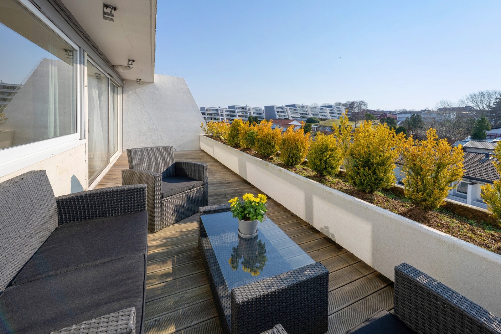 Terrassen ut mot sør er stor og har gode solforhold og luftig utsikt over nabolaget Galleribilde