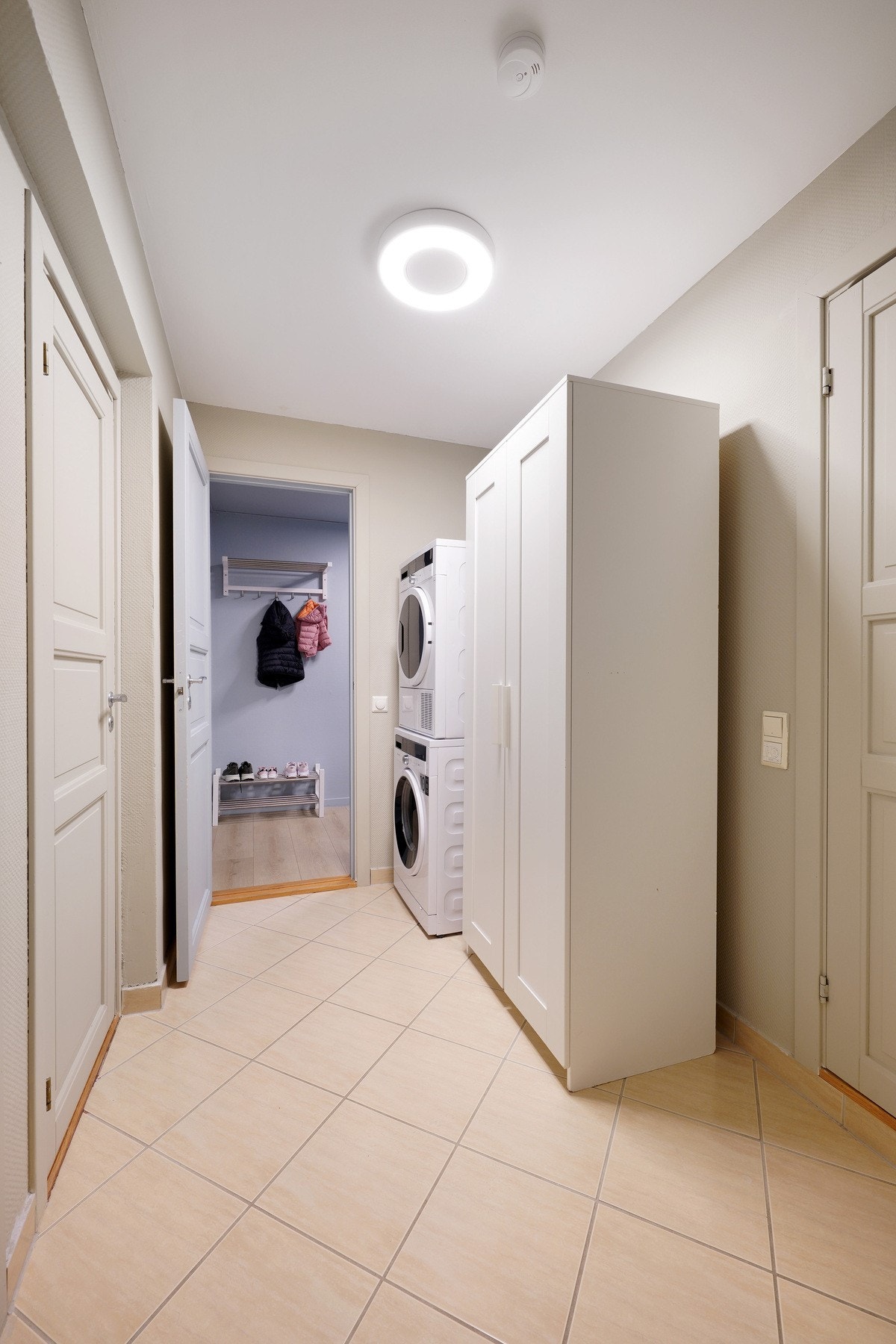I tillegg er det et eget vaskerom med god lagringsplass. Galleribilde
