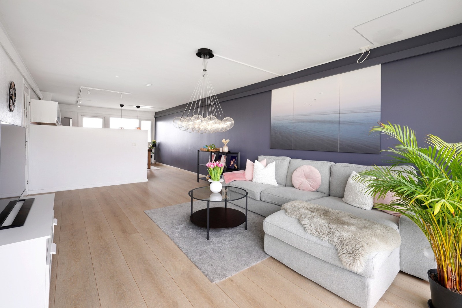 Stuen er romslig og oppleves som lys og enkel å innrede Galleribilde