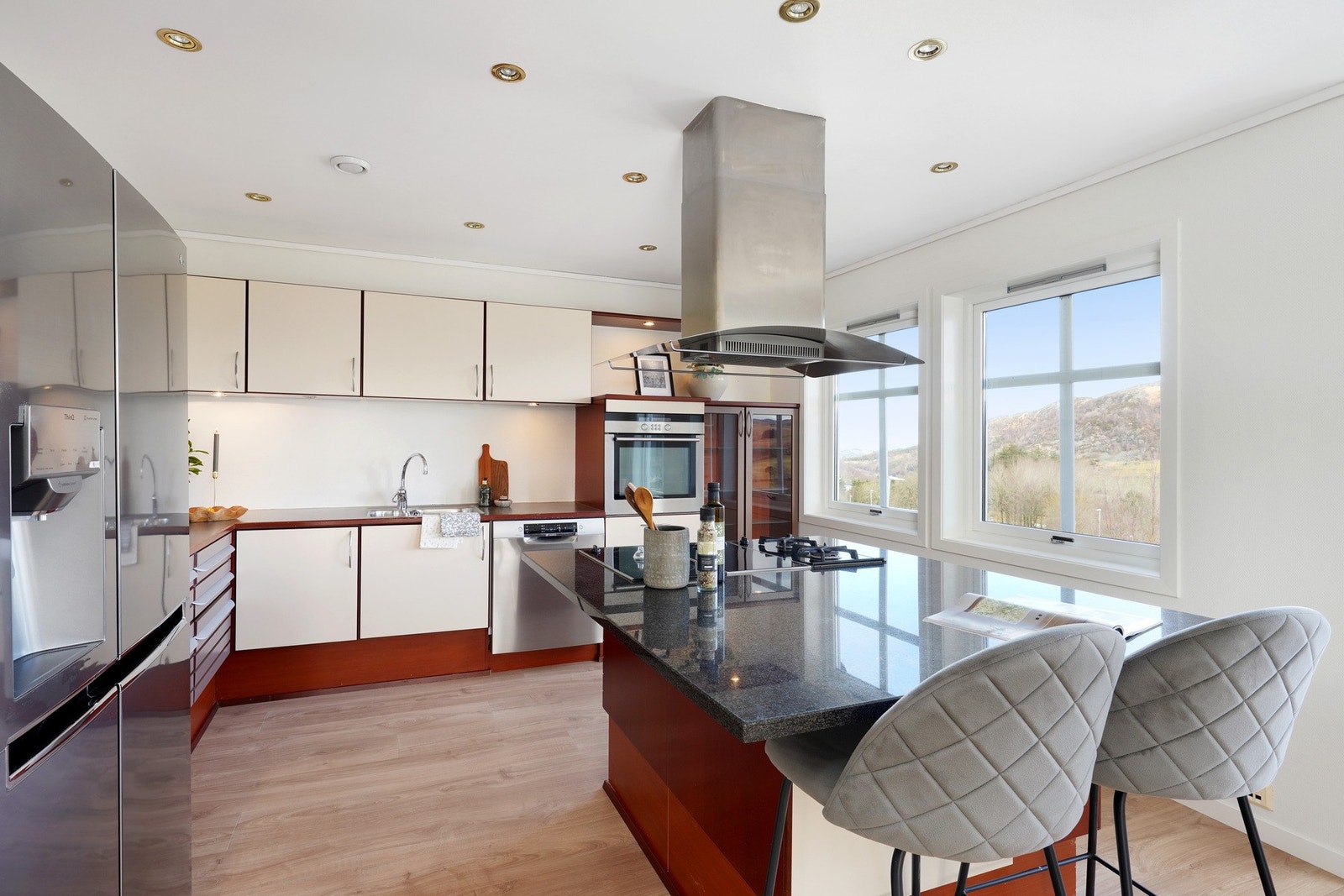 Praktisk kjøkken med kjøkken øy. Galleribilde