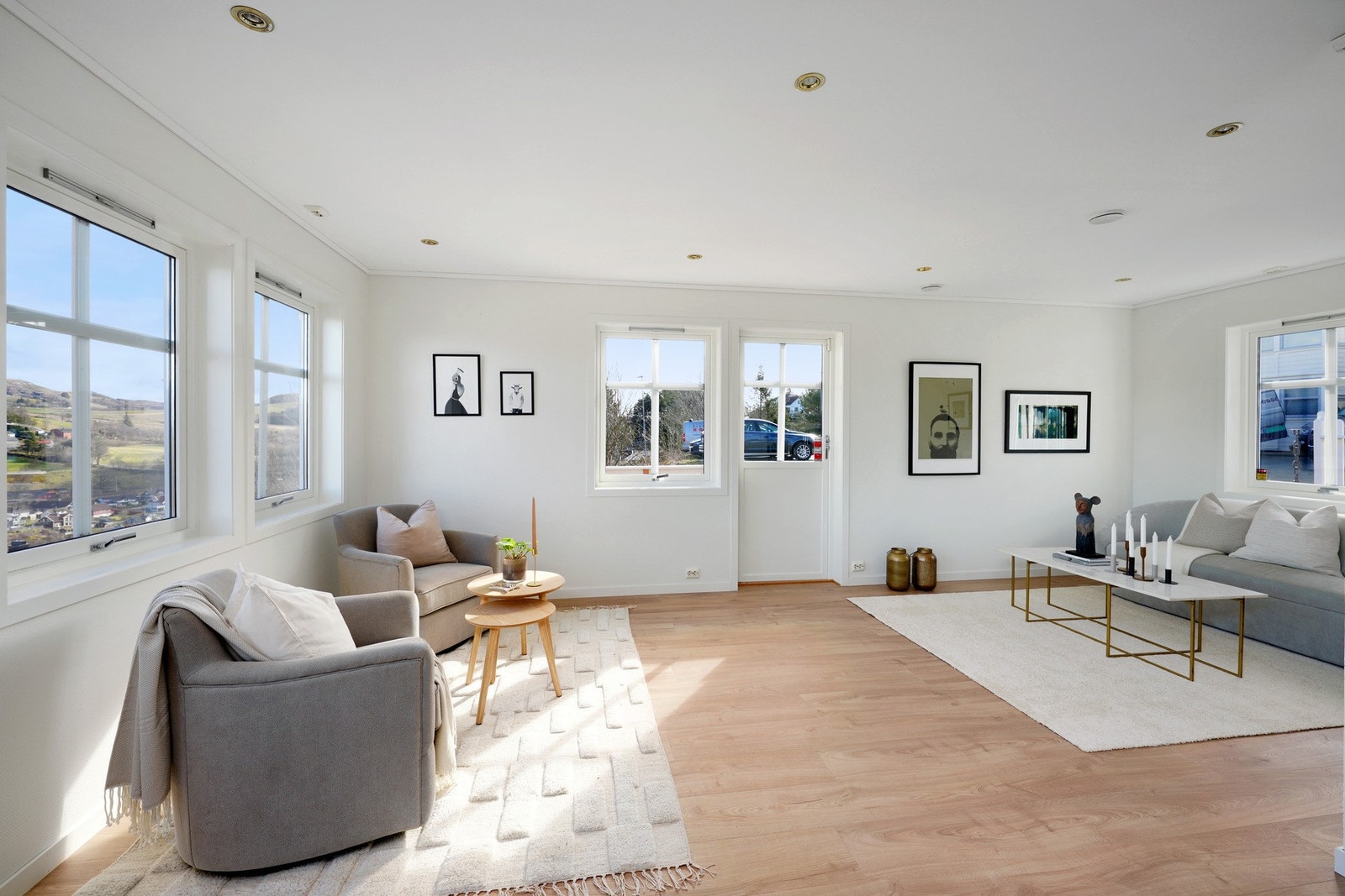 Det naturlige samlingsrom i boligen, her er det bare å slippe den gode samtalen løs. Galleribilde