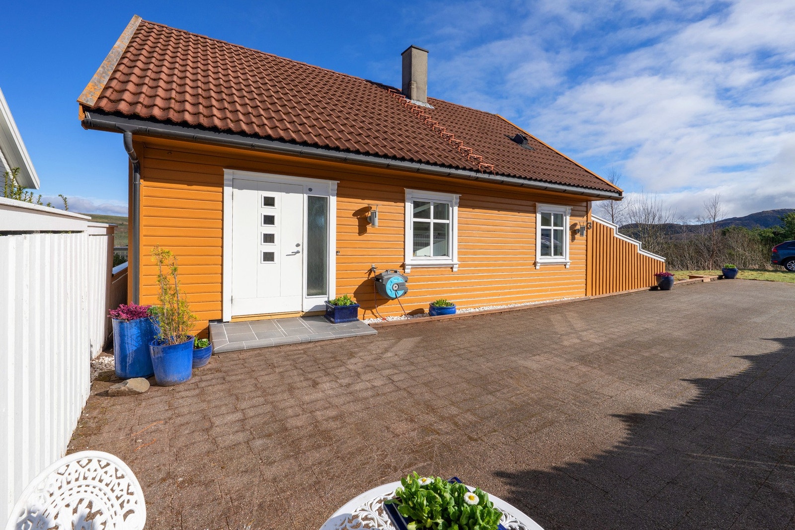 Romslig terrasse. Her er det godt å nyte fine sommerdager. Galleribilde
