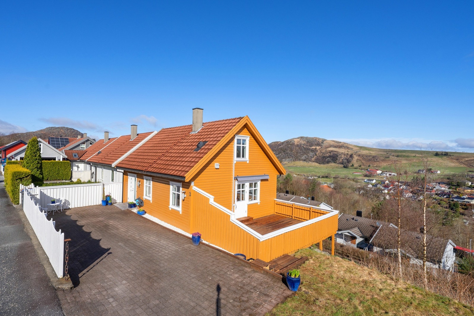 Fin familiebolig i rolig, barnevennlig gate. Galleribilde