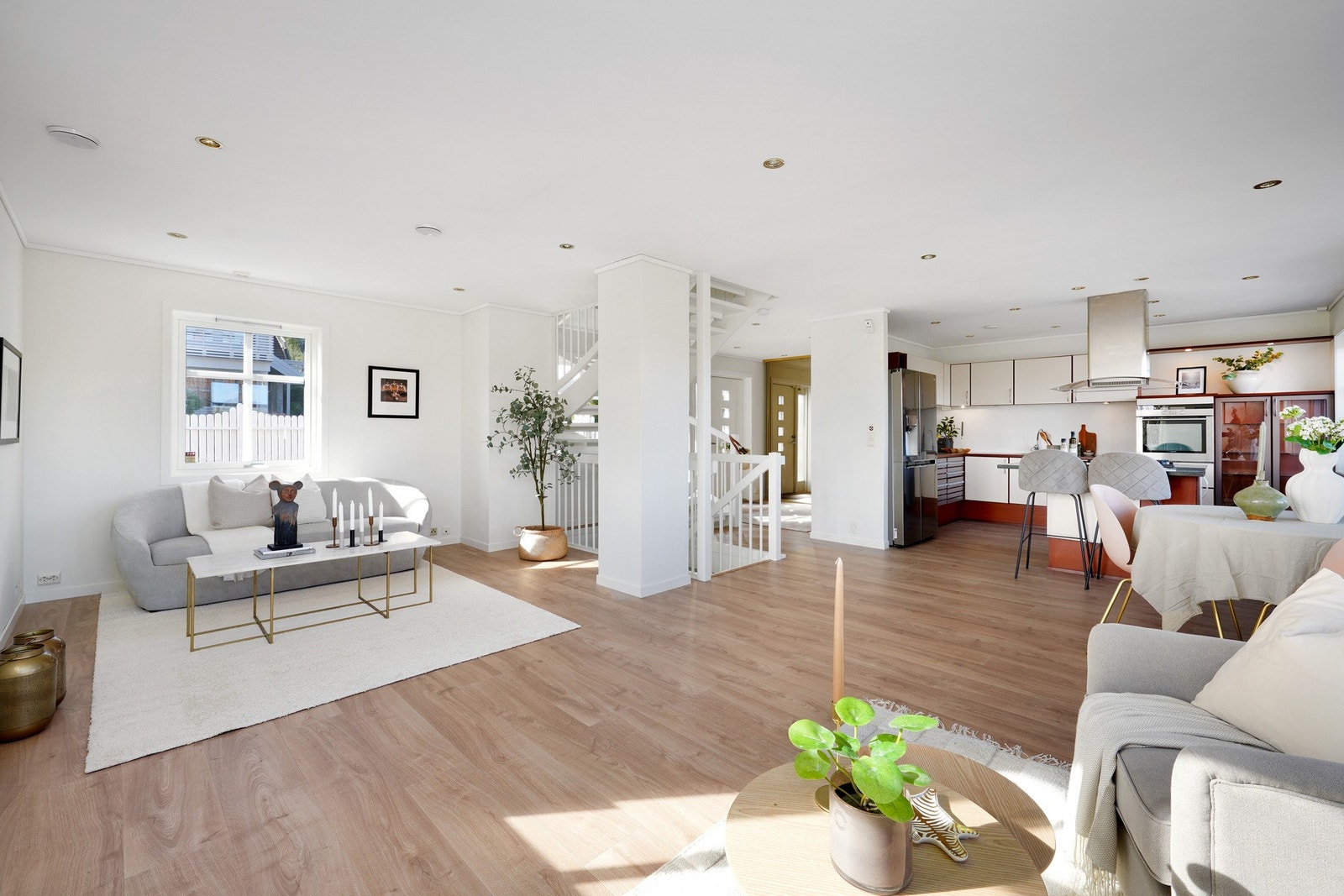 Romslig god vinkelstue byr på flere innredningsmuligheter. Galleribilde