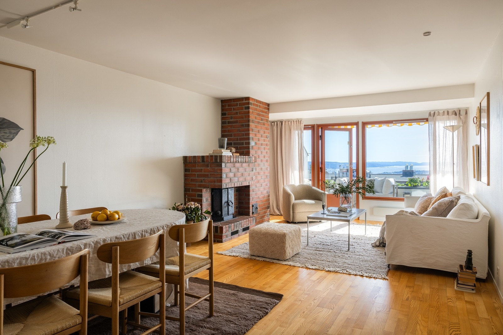 Sosial planløsning med åpen kjøkken- og stueløsning. Galleribilde