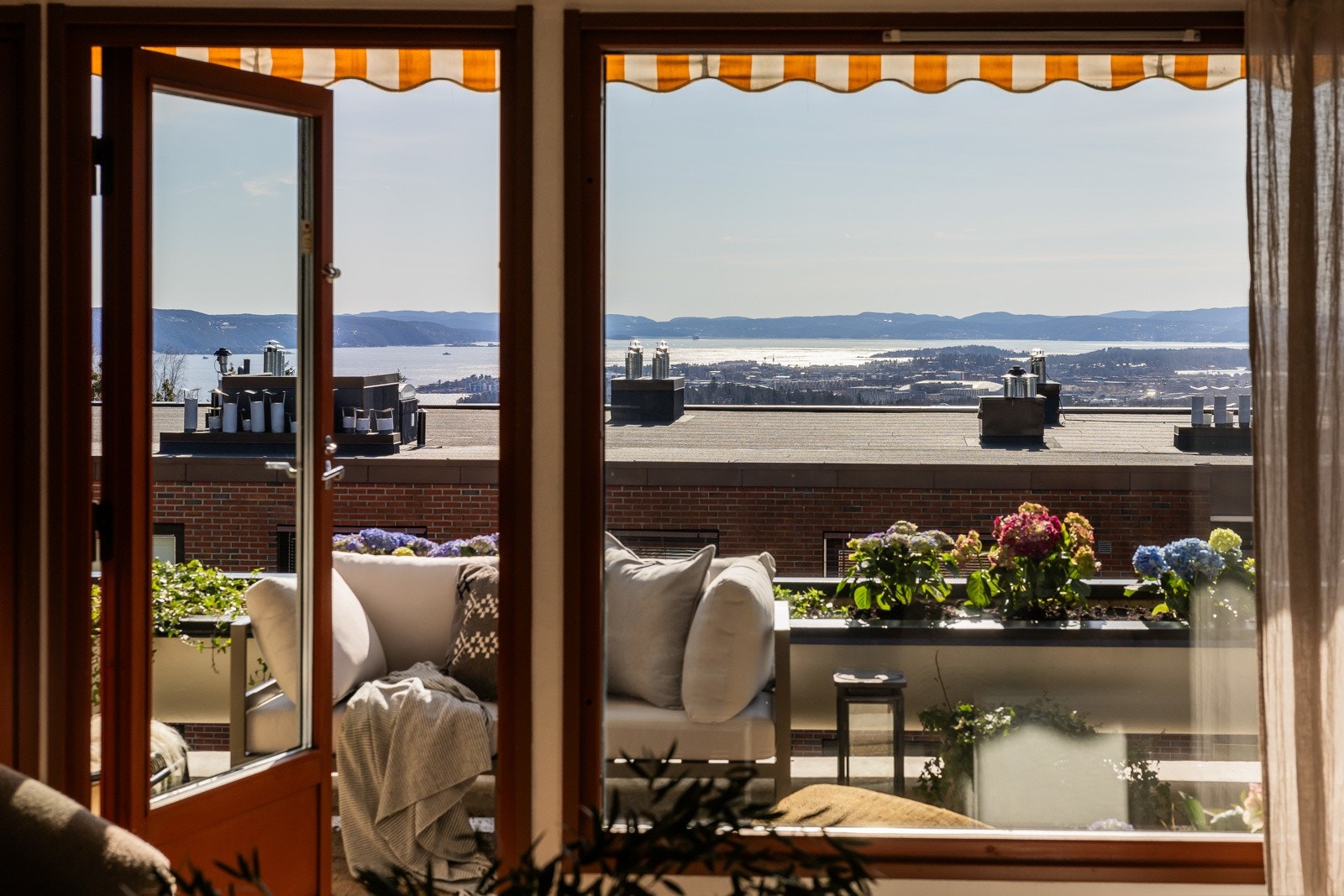 Stor 2-roms med sørvendt solrik terrasse på 14 kvm med fantastisk utsikt. Galleribilde