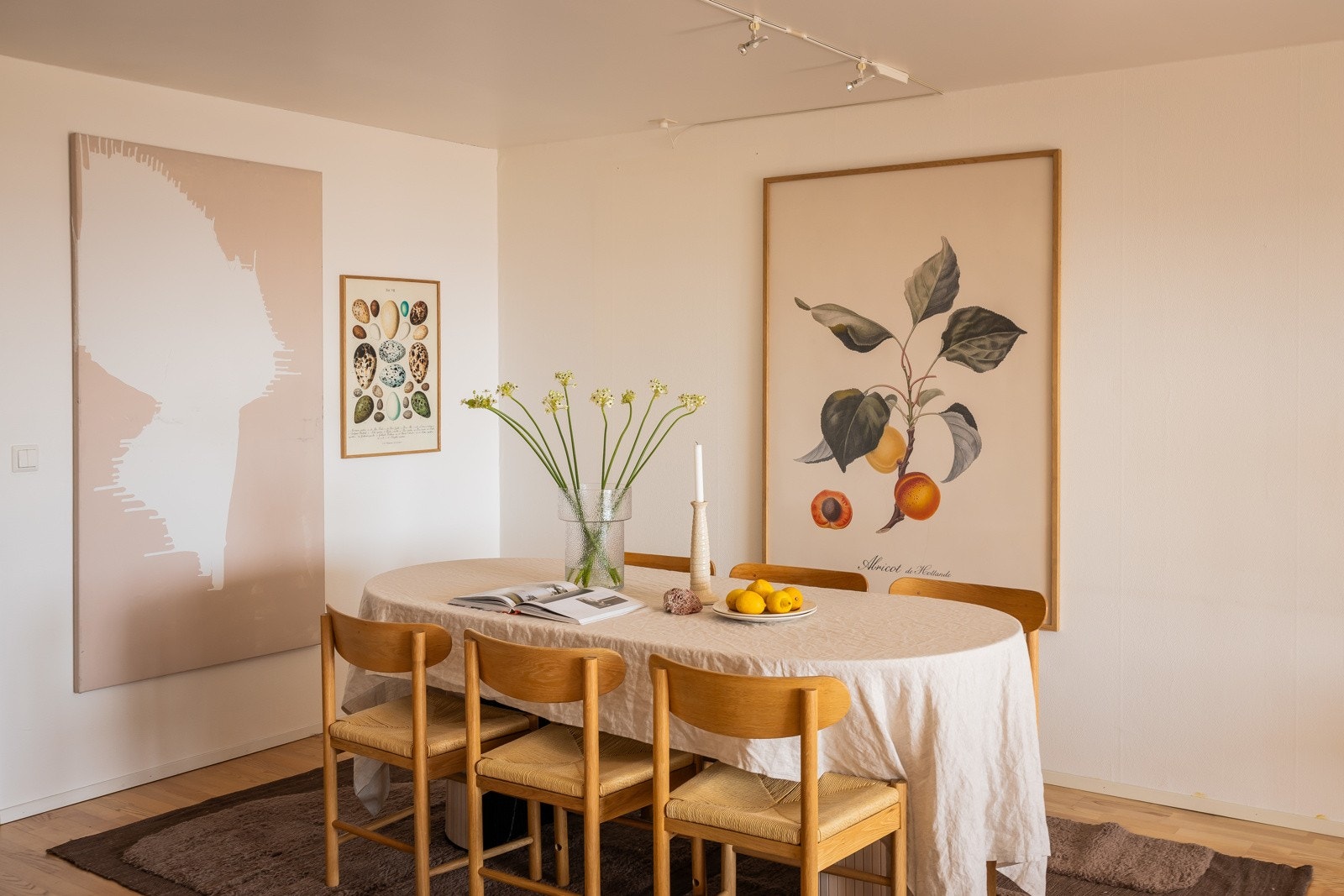 Plass til spisebord både på kjøkken og i overgang til stuesone. Galleribilde