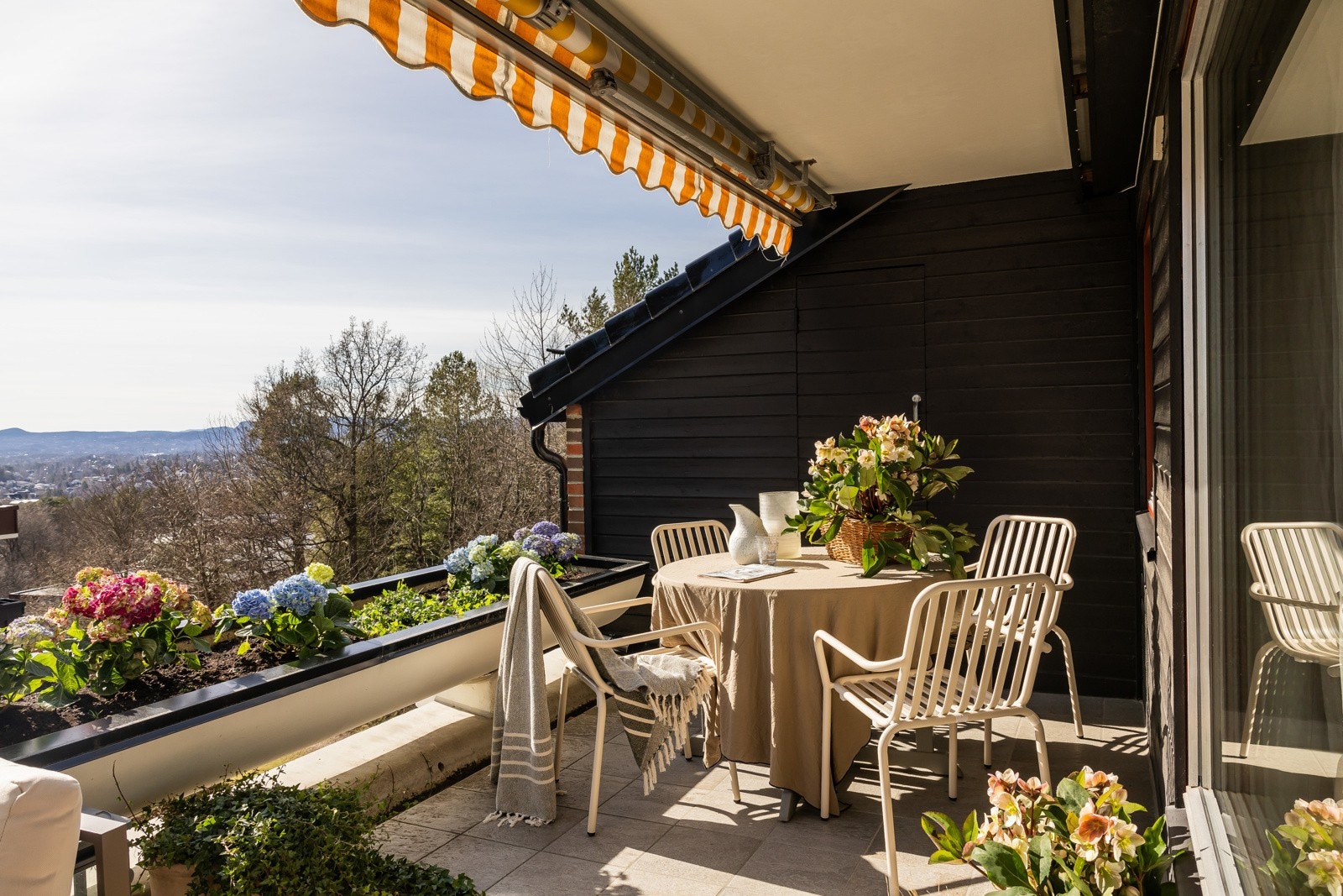 Tillatt med elektrisk- og gassgrill. Tilhørende utebod på ca. 2,3 kvm gir ekstra lagringsplass. Galleribilde