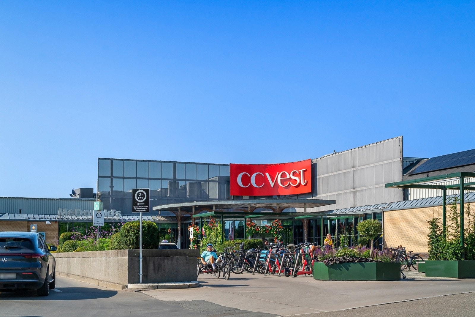 CC Vest - som ligger kun en 6 minutters biltur unna. Her finner du blant annet Meny, apotek, Vinmonopol, samt flere kles- og interiørbutikker. Galleribilde