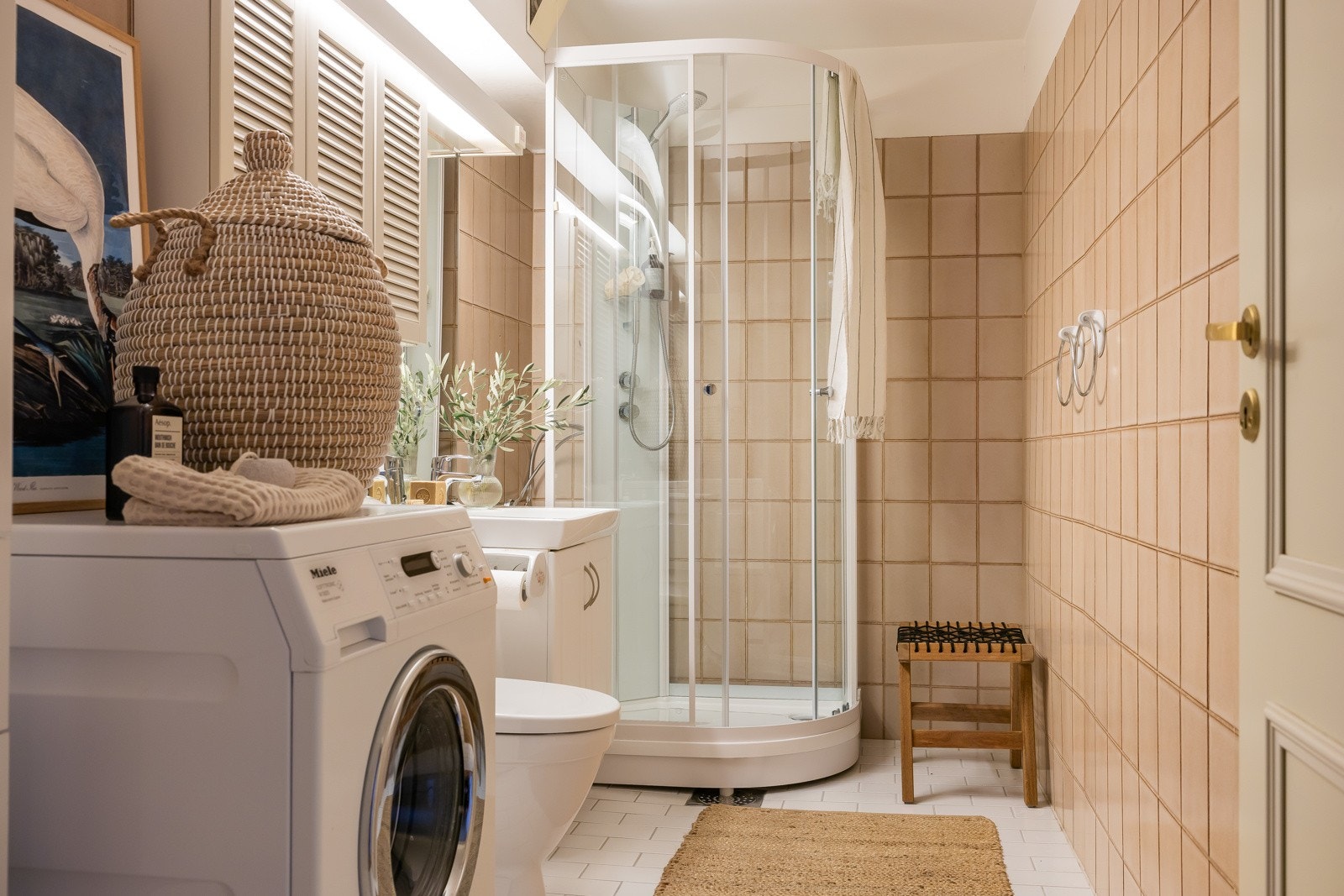 Badet er av god størrelse og har opplegg og plass til vaskemaskin og tørketrommel. Badet har behov for modernisering. Galleribilde