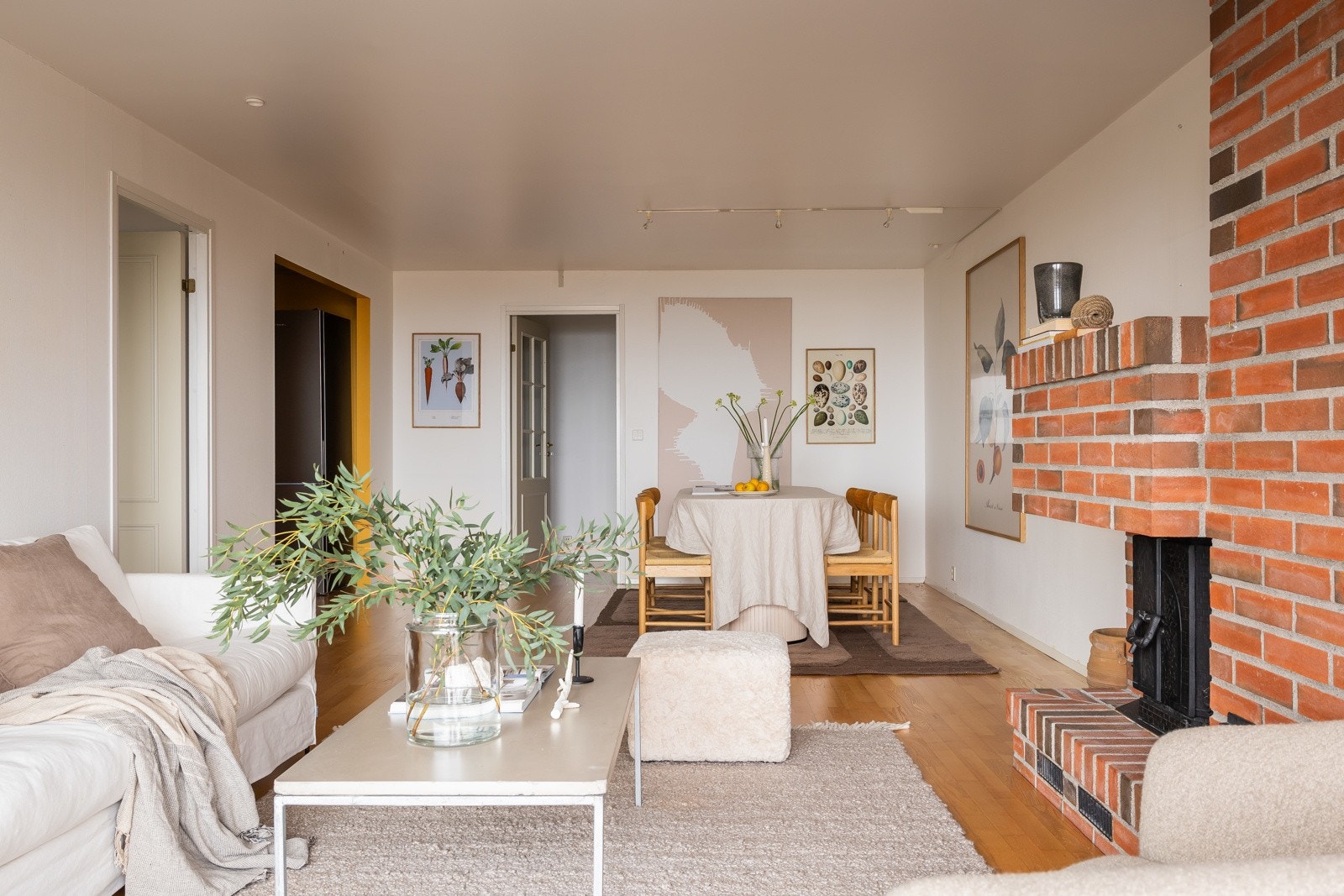 Gjennomgående parkett på gulv og peis. Galleribilde