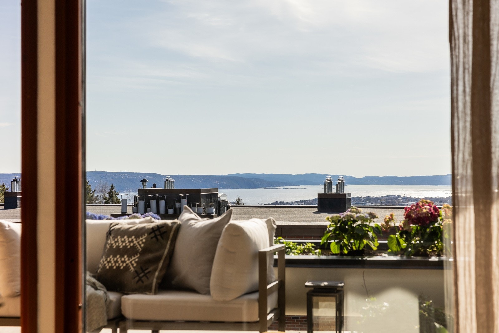 Nydelig utsikt fra stue som terrasse. Galleribilde