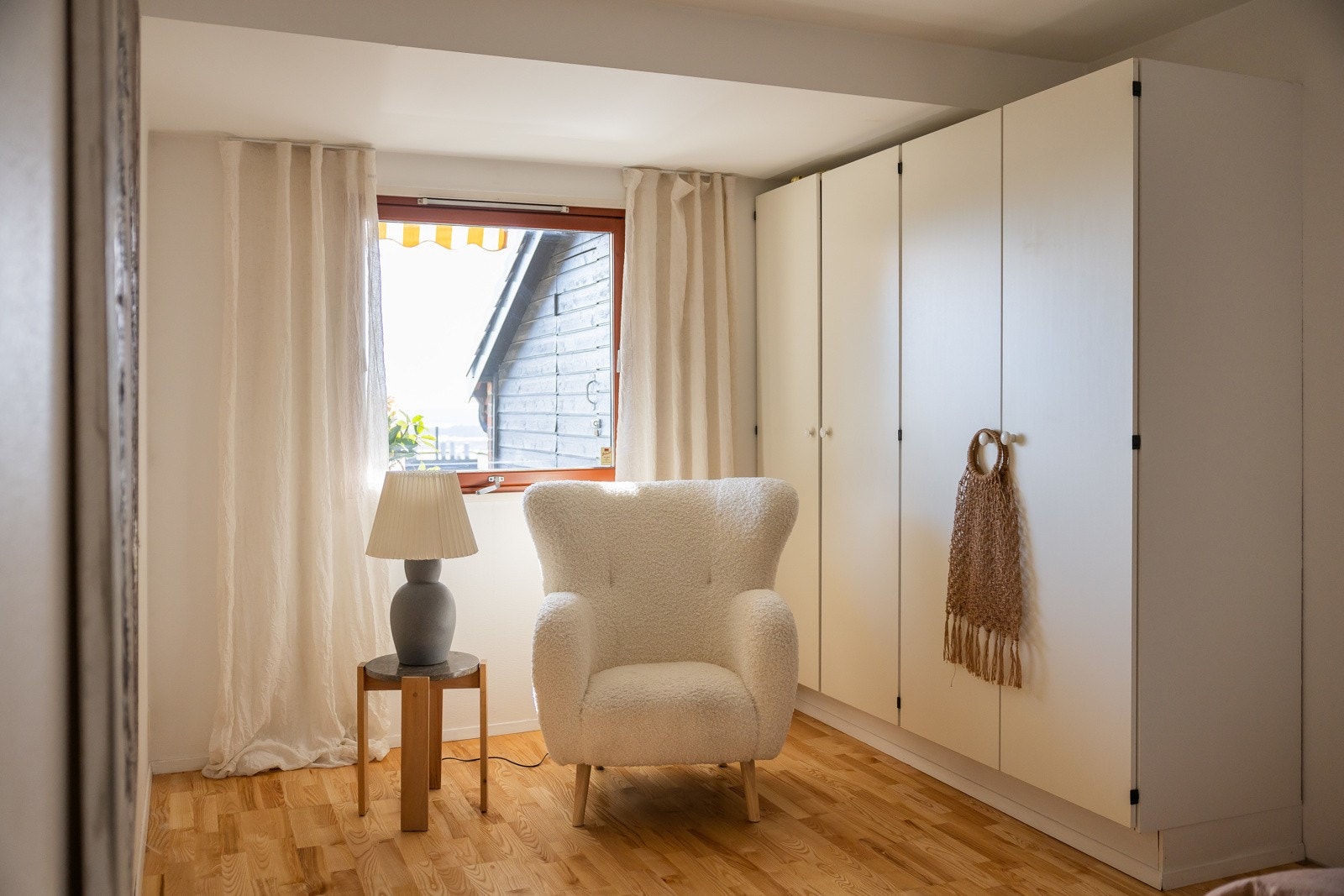 Eldre garderobeskap gir lagringsplass. Ekstern lagrinsplass med bod ved garasjeplass, samt på terrassen. Galleribilde