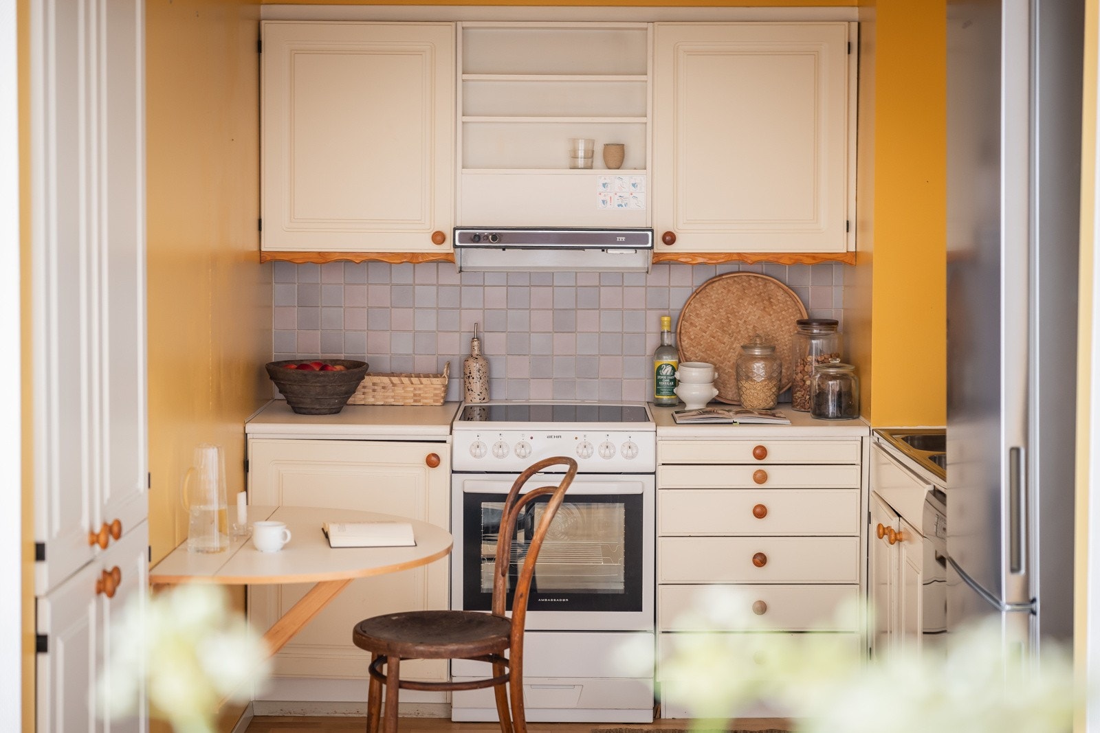 Eldre kjøkkeninnredning med moderniseringsbehov. Opplegg for oppvaskemaskin. Galleribilde