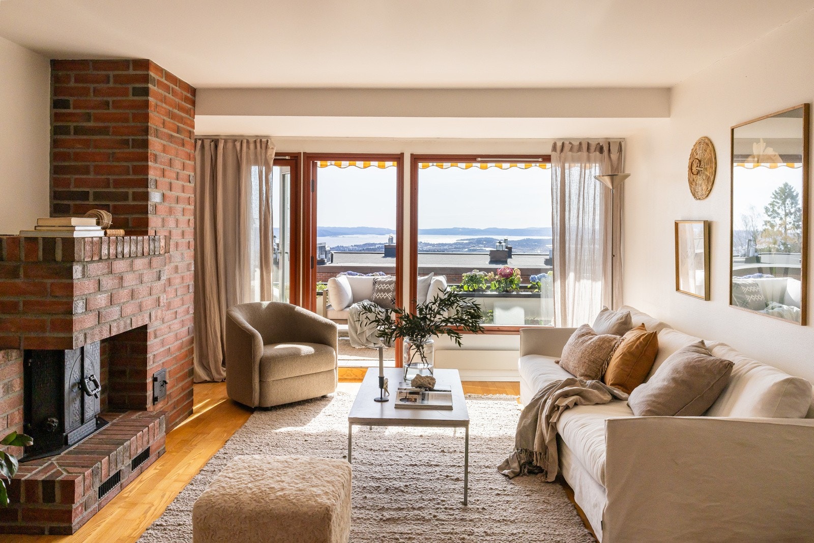 Stuen har god størrelse med plass til sofasone og spisebord. Galleribilde