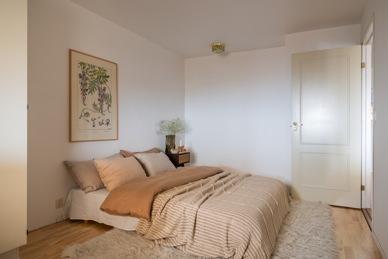 Romslig og usjenert soverom med god plass til dobbeltseng. Galleribilde