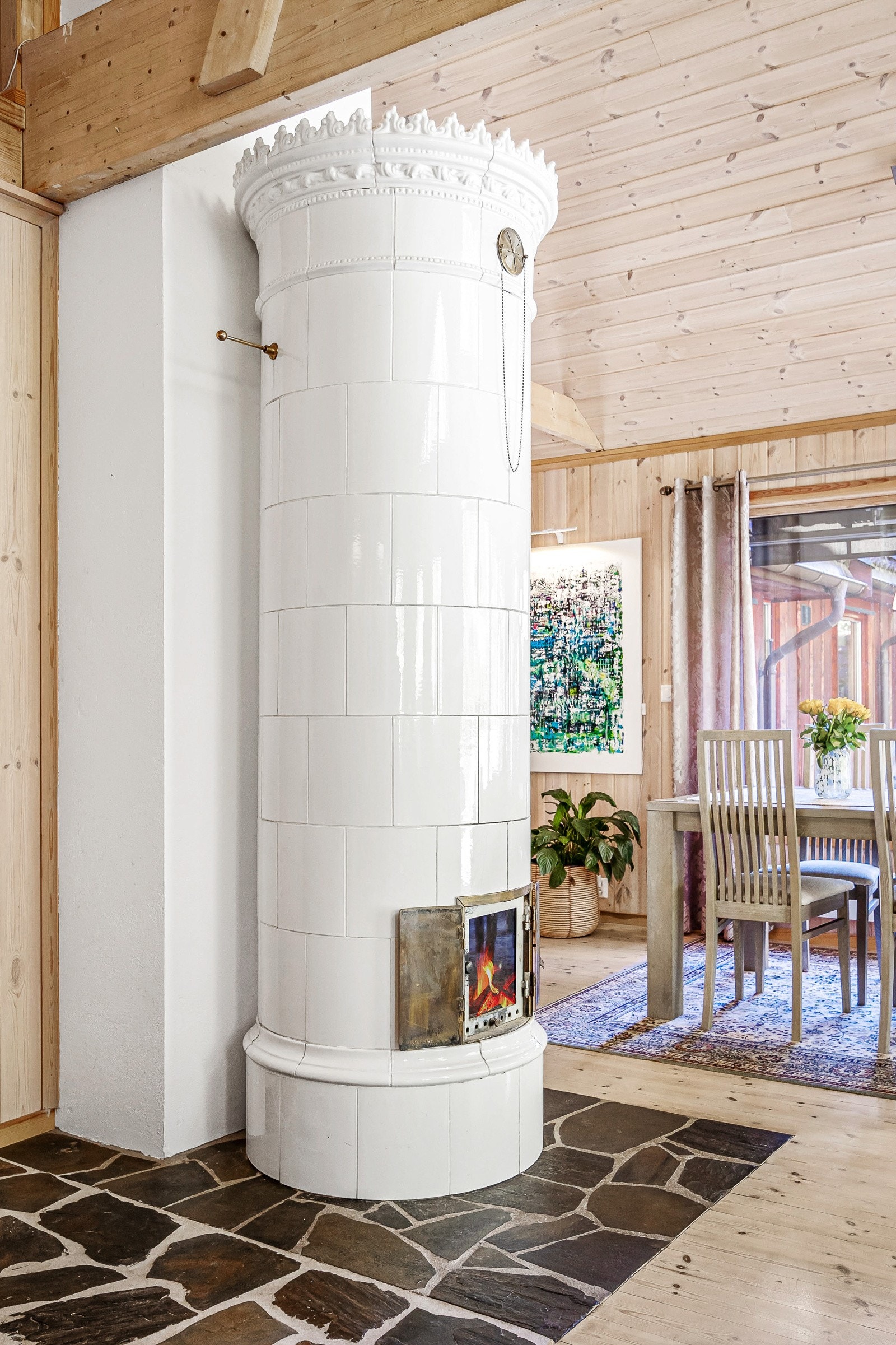 Flott kakkelovn. Galleribilde