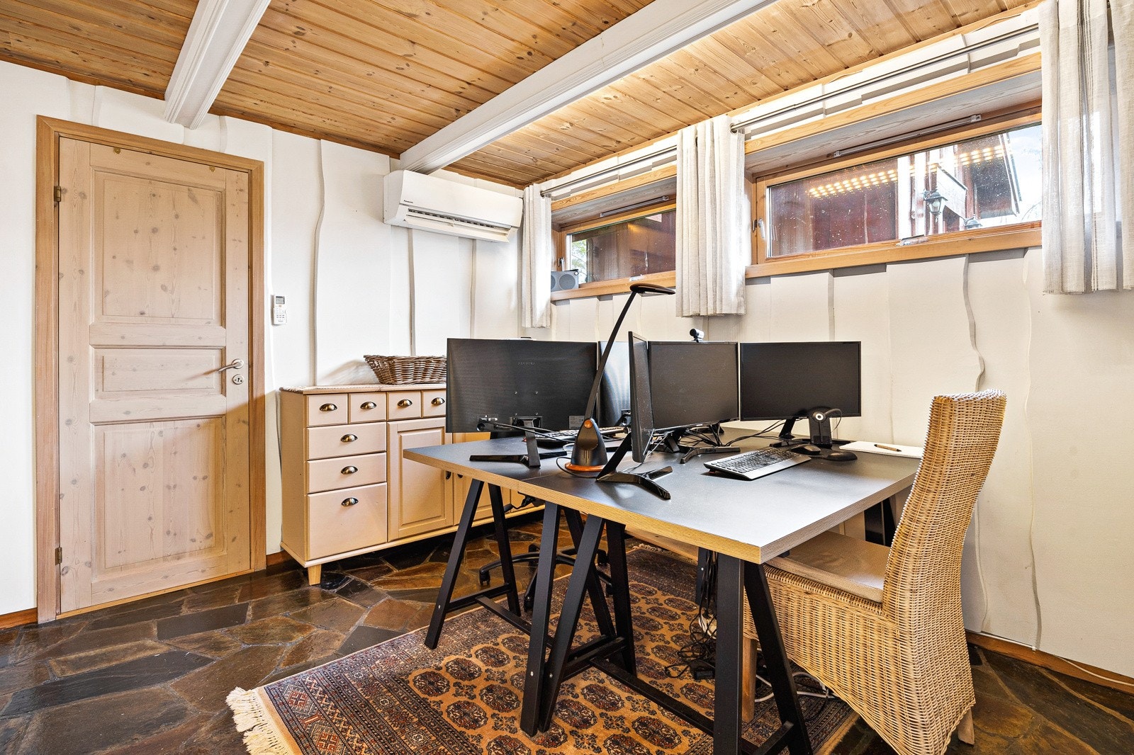 Hjemmekontor med plass til to arbeidsplasser. Galleribilde