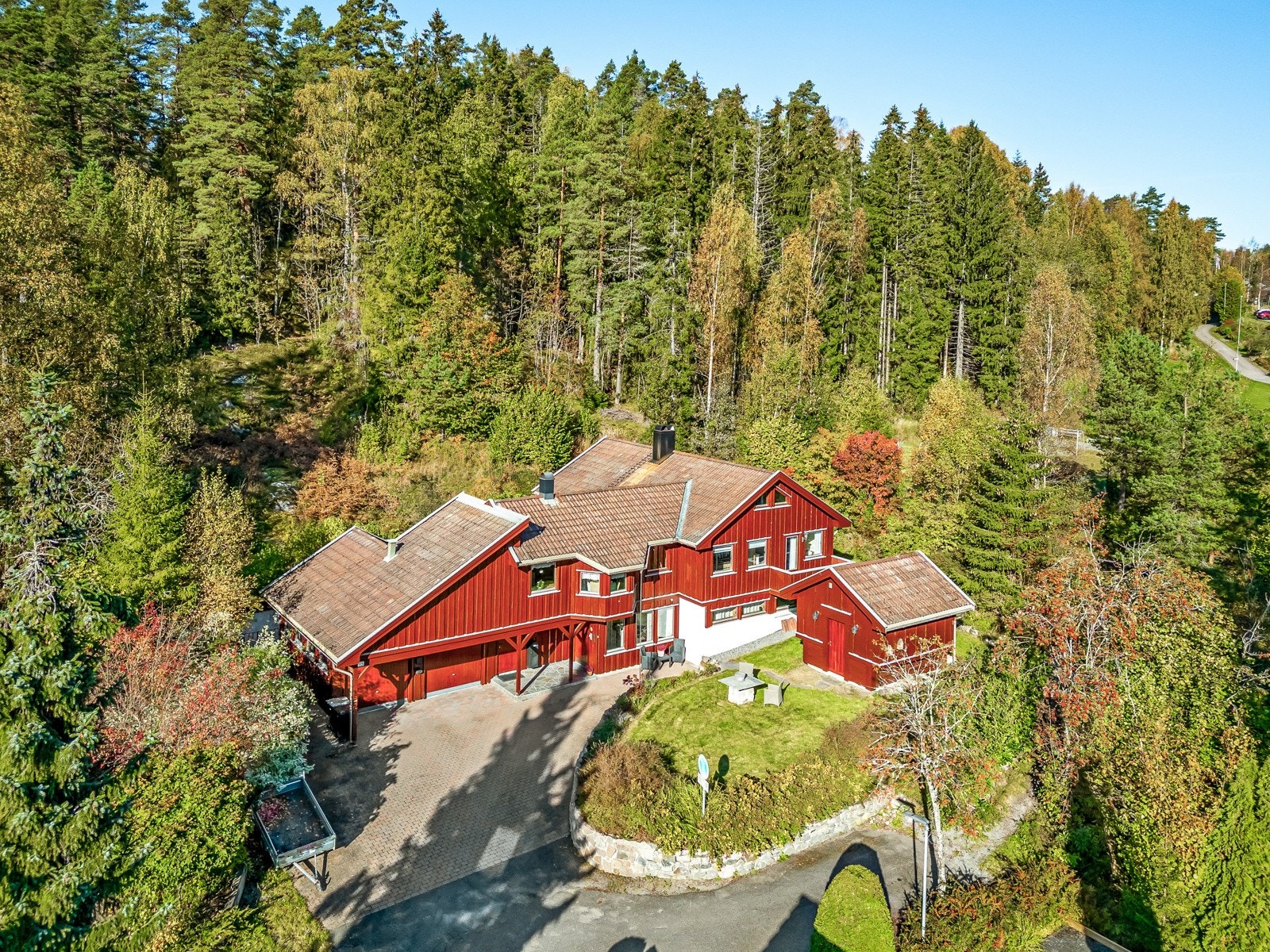 Stor villa i blindvei med pent opparbeidet tomt. Galleribilde