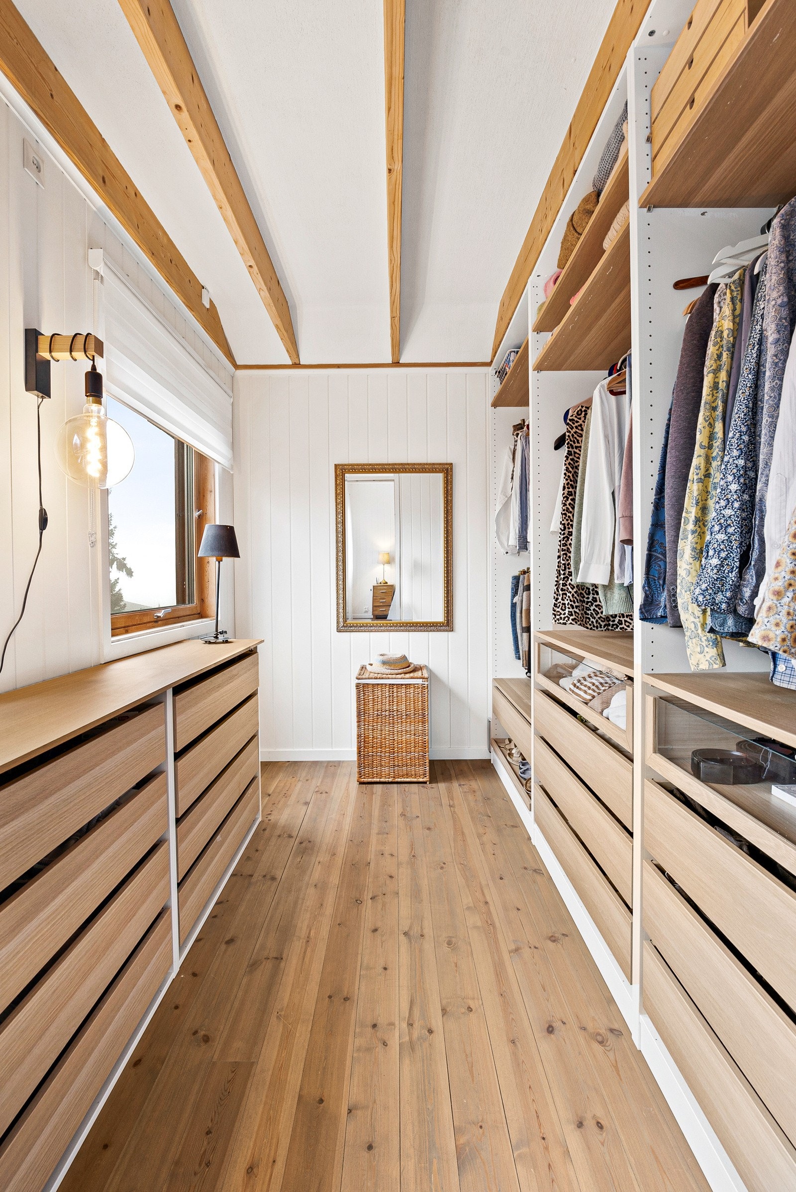 Garderoberom i tilknytning til master soverom som har vært soverom tidligere. Rikelig med skuffer og oversiktelig skap gjør det lett å finne alt man trenger Galleribilde