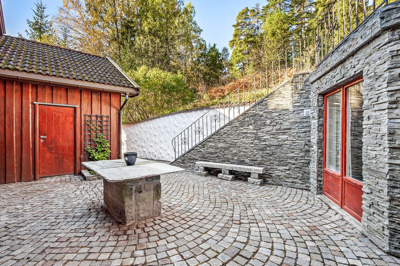 Skjermet atrium med dør til garasjen i bakgrunnen. Markise kan trekkes ut for skjerming Galleribilde