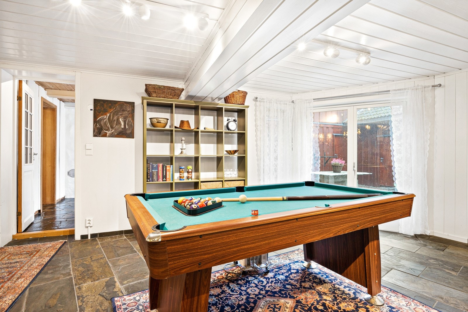 Billiard i stue/hobbyrommet. Som har egen utgang til atrium. Galleribilde