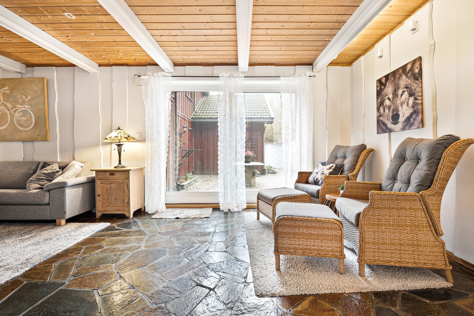 Stue med store vindusflater og glass skyvedør mot atriummet. Galleribilde