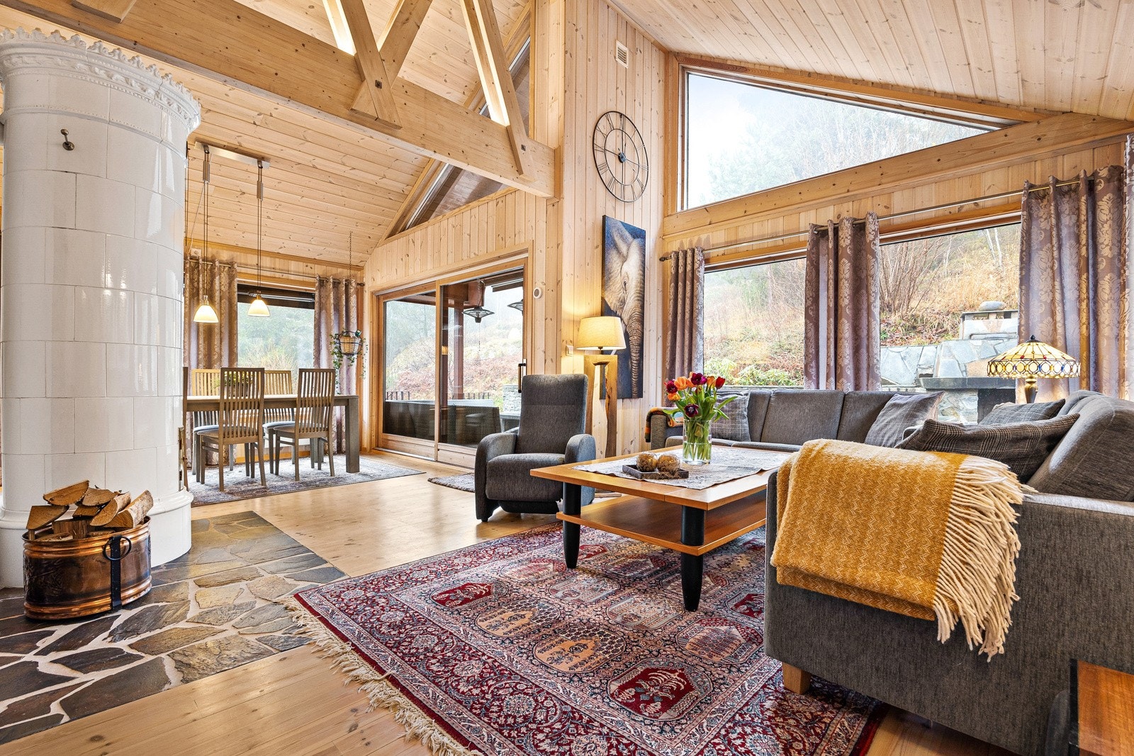 Stue med kakkelovn og spisestue. Herlig takhøyde og masse lys fra store vindusflater. Galleribilde