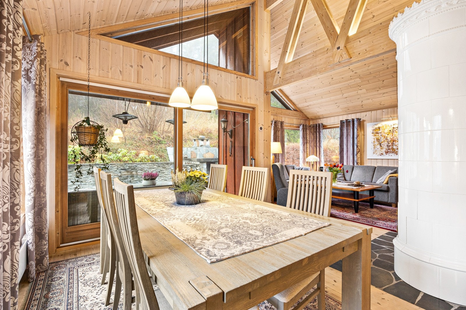 Stue med kakkelovn, meget god takehøyde og masse lys. Utgang til stor usjenert terrasse med utepeis. Rikelig med plass og masse sjarm. Galleribilde