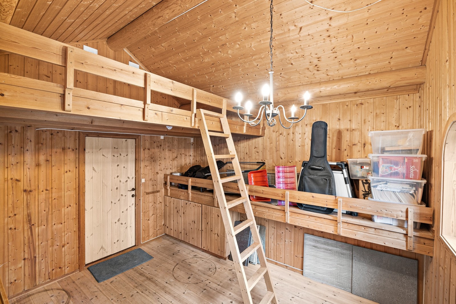 Hems i stabbur/anneks med flere soveplasser og integrerte skap og hyller under. Rikelig med lagringsplass. Galleribilde